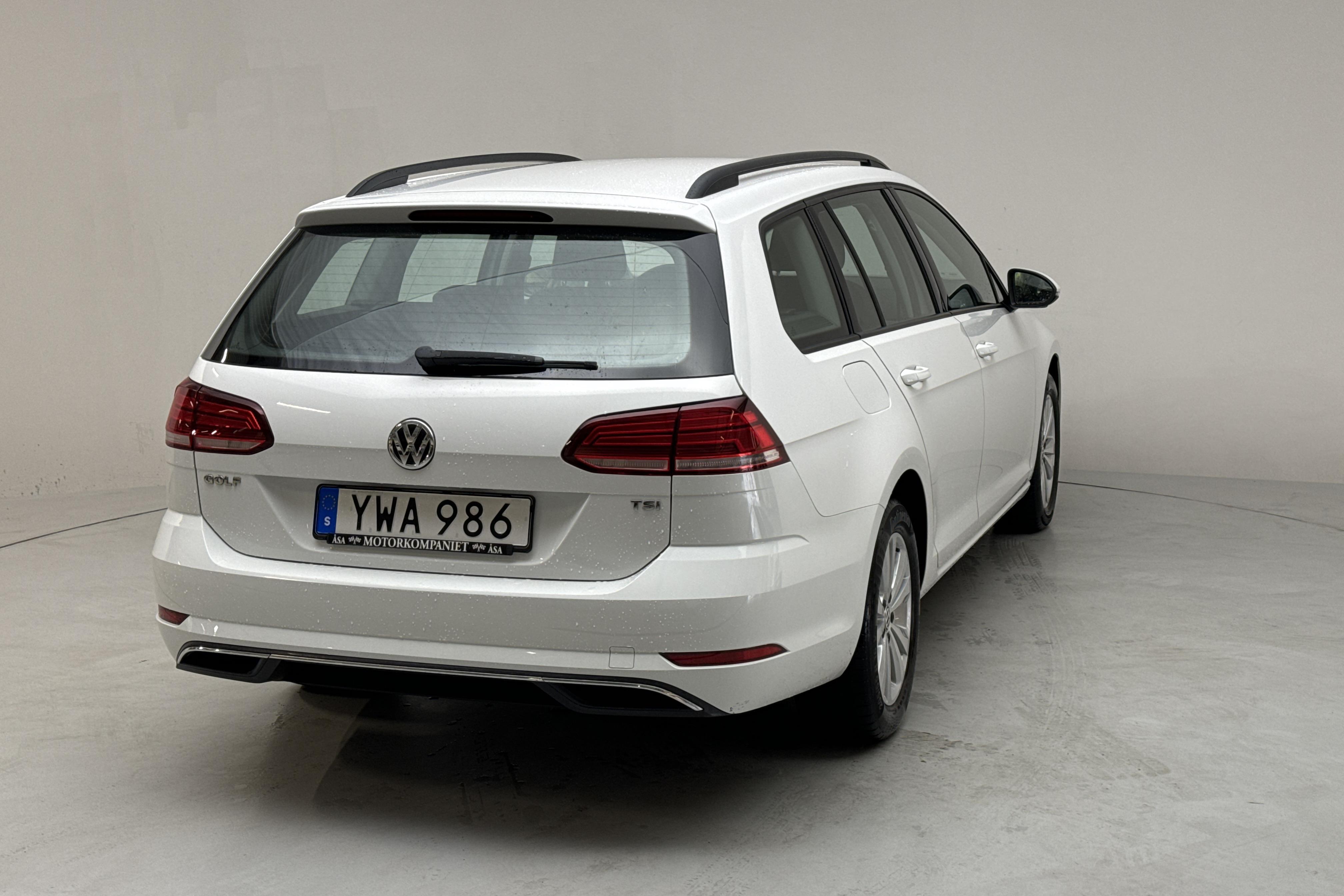 VW Golf VII 1.0 TSI Sportscombi (110hk) - 92 730 km - Manualna - biały - 2018