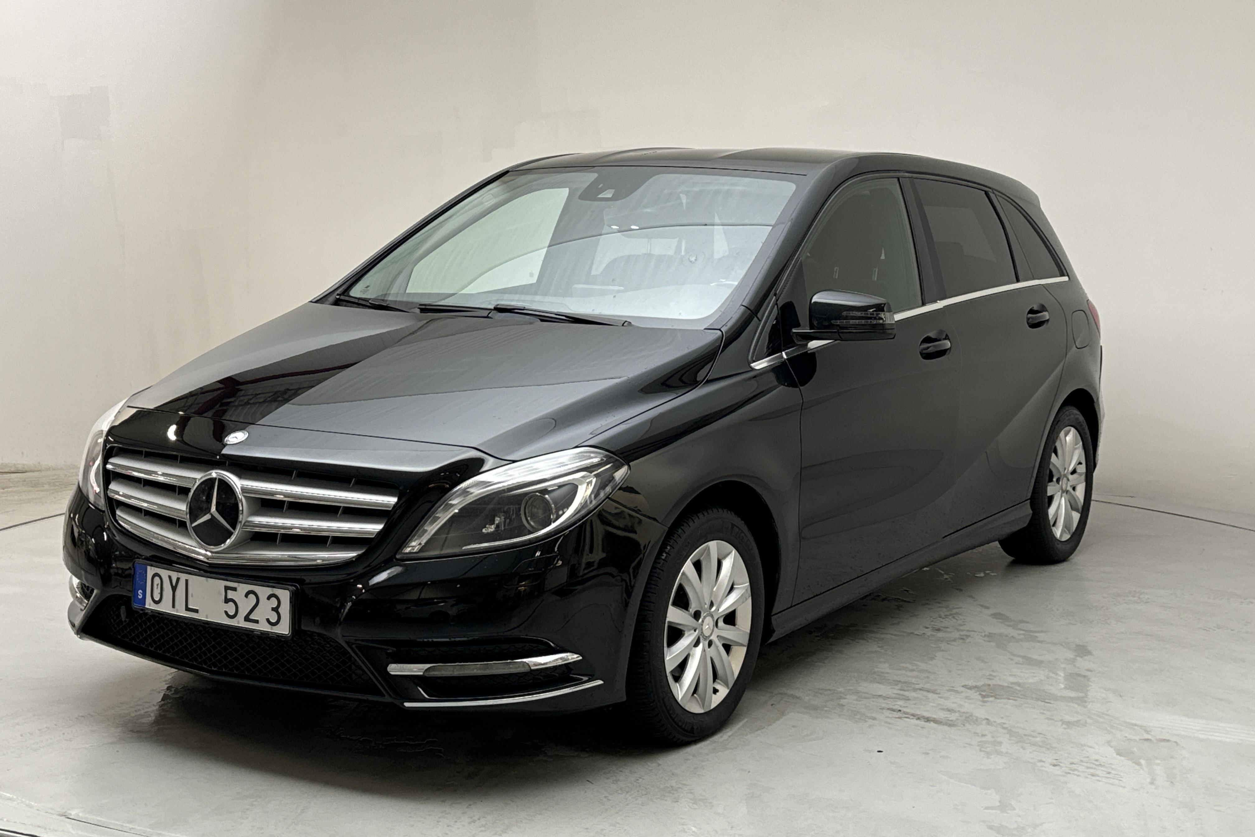 Mercedes B 180 CDI W246 (109hk) - 233 550 km - Manuaalinen - musta - 2013