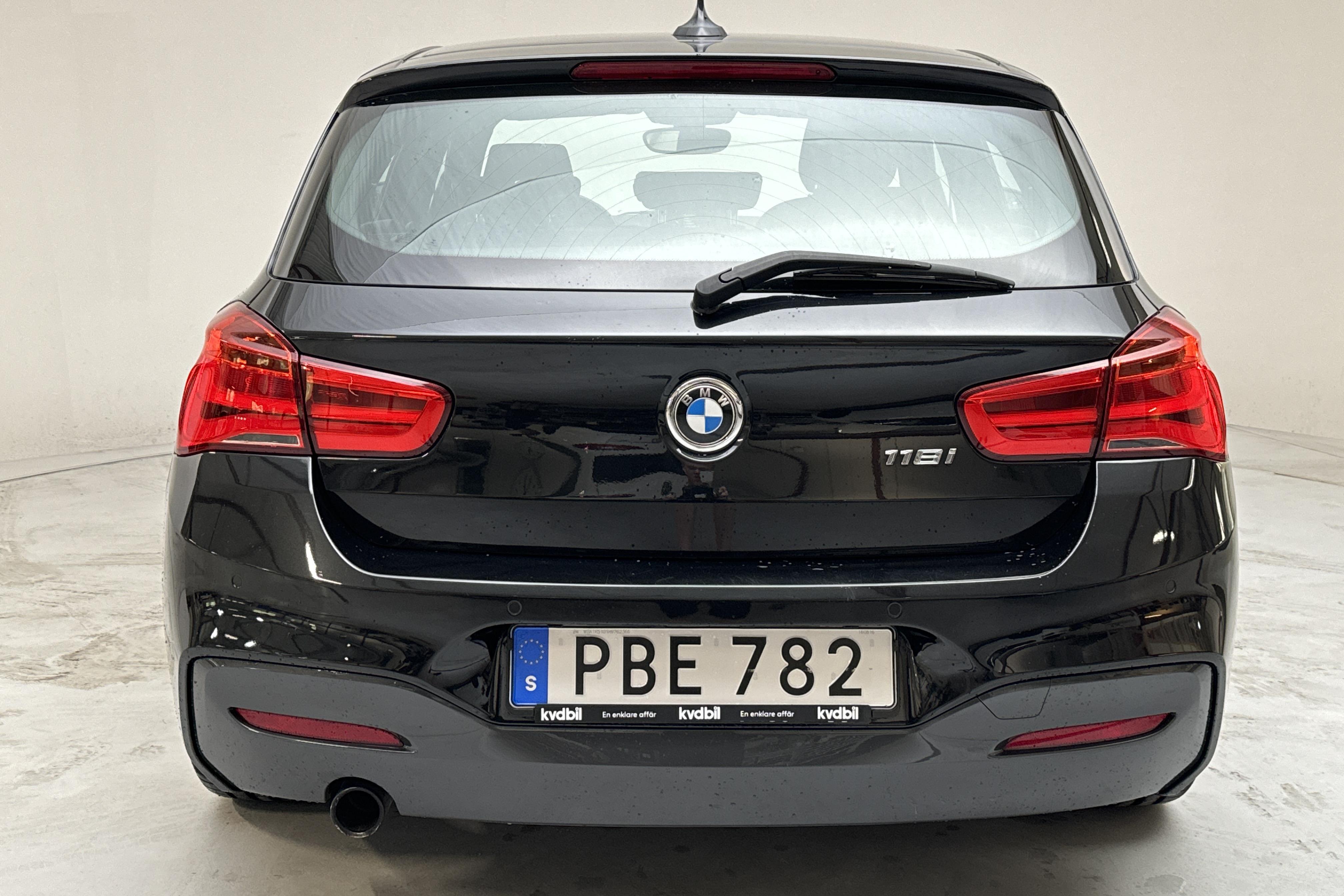 BMW 118i 5dr, F20 (136hk) - 75 600 km - Manual - black - 2017