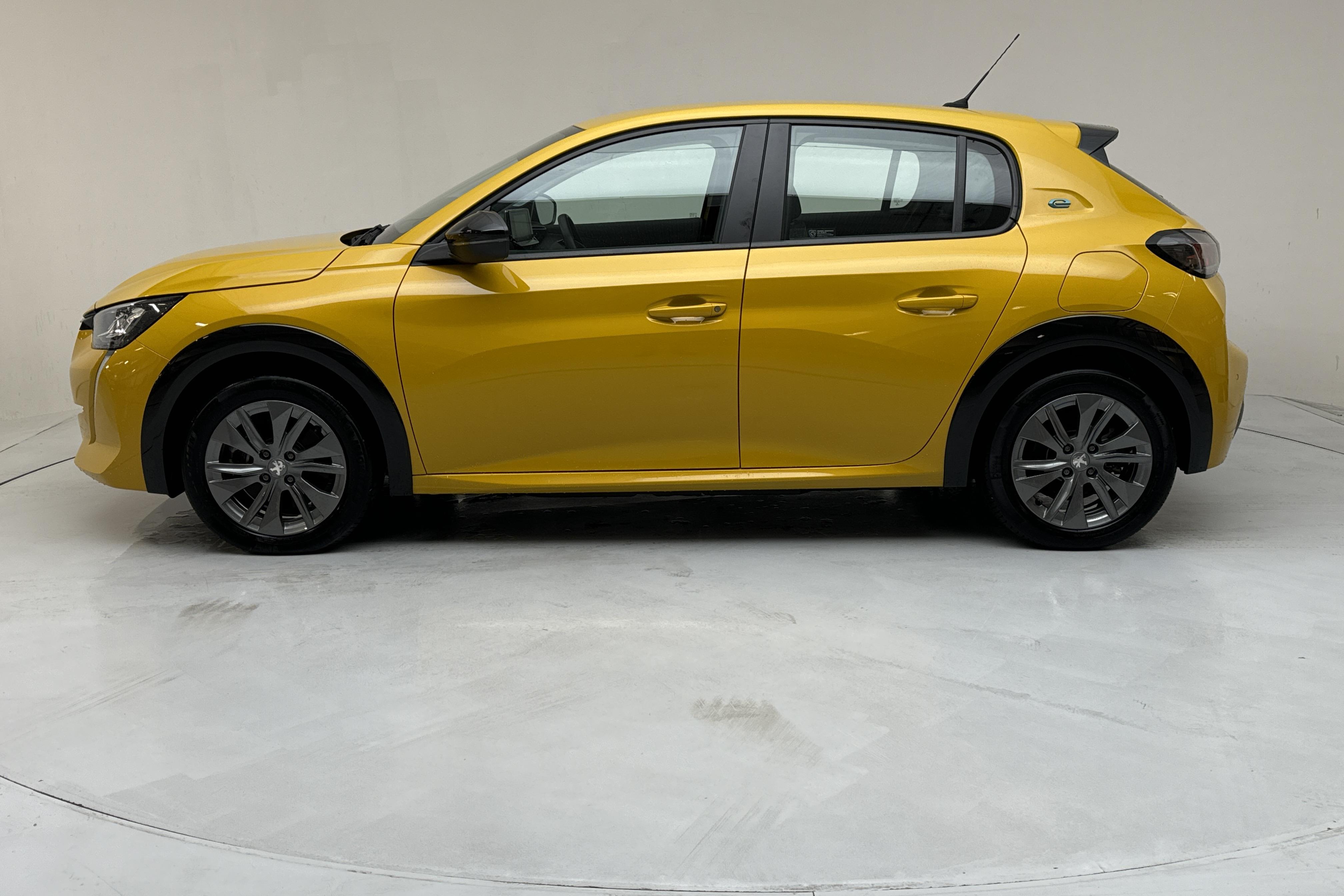 Peugeot e-208 50 kWh 5dr (136hk) - 13 630 km - Automatic - yellow - 2022