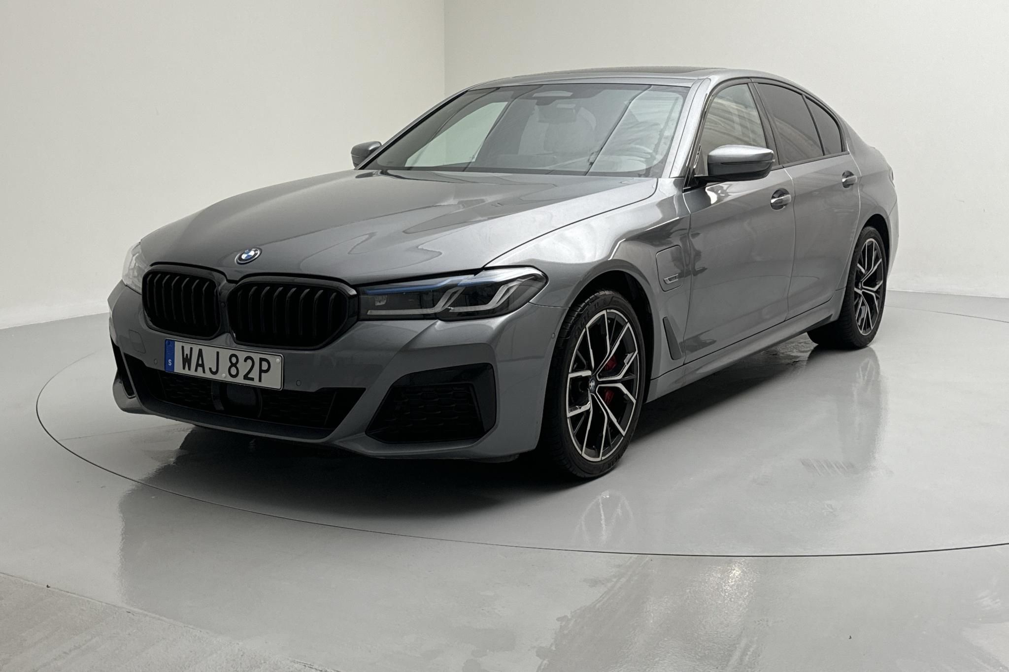 BMW 545e xDrive Sedan, G30 LCI (394hk) - 24 590 km - Automaattinen - harmaa - 2023