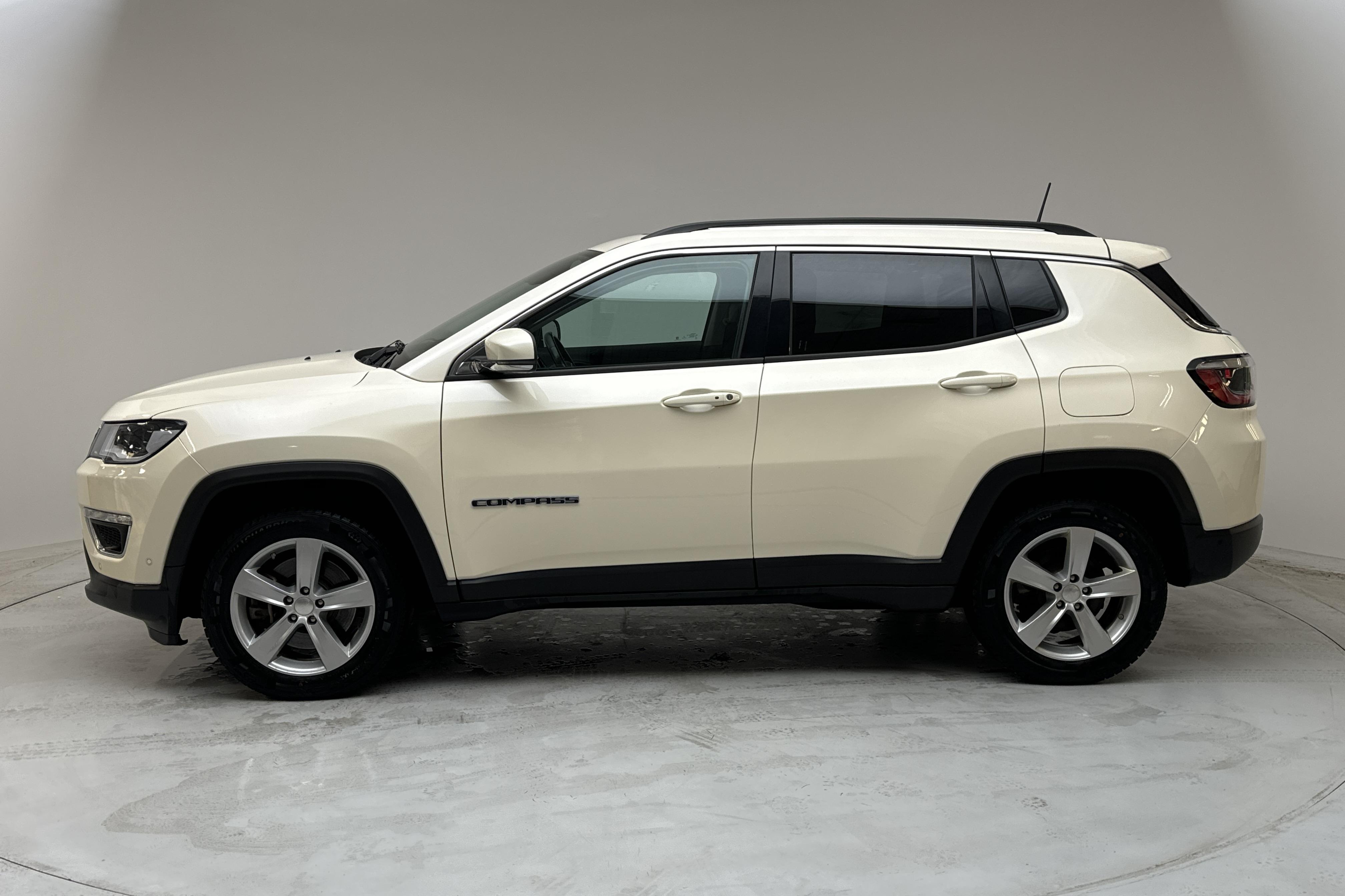 Jeep Compass 1.3 PHEV 4WD (190hk) - 7 430 mil - Automat - vit - 2020