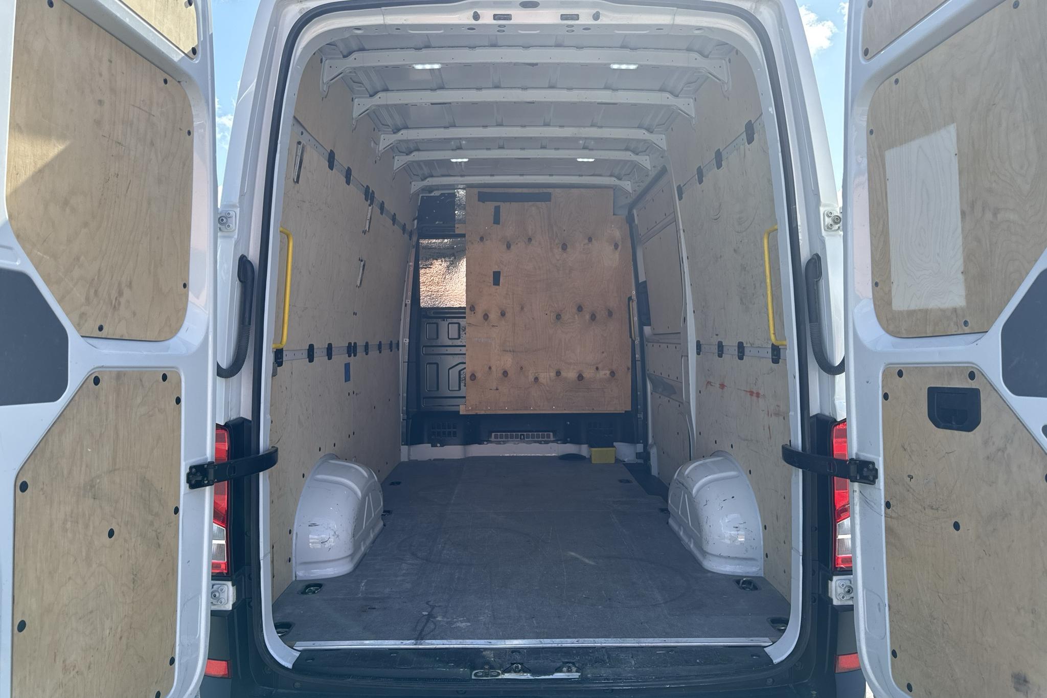 VW Crafter 35 2.0 TDI Skåp (177hk) - 113 970 km - Automatic - white - 2018