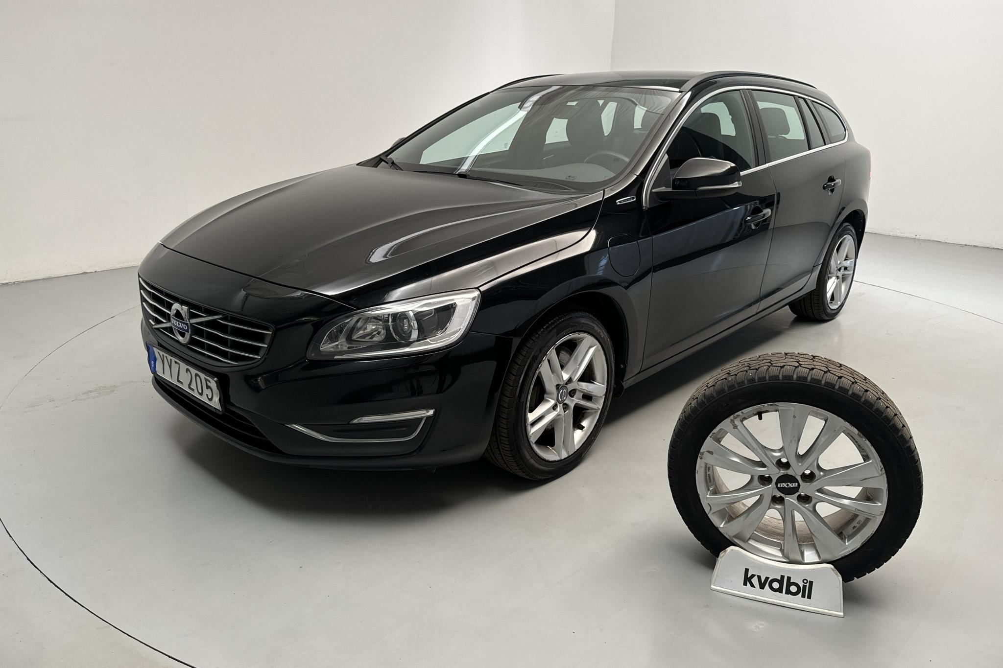 Volvo V60 D5 AWD Twin Engine (163hk) - 16 008 mil - Automat - svart - 2018