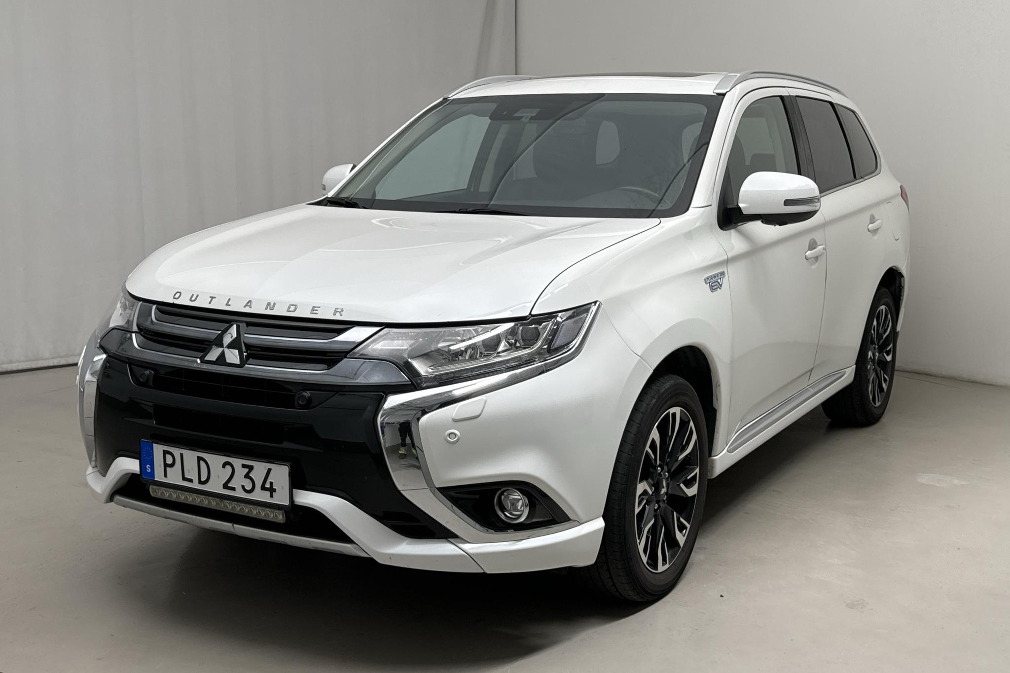 Mitsubishi Outlander 2.0 Plug-in Hybrid 4WD (121hk) - 127 280 km - Automatic - white - 2017