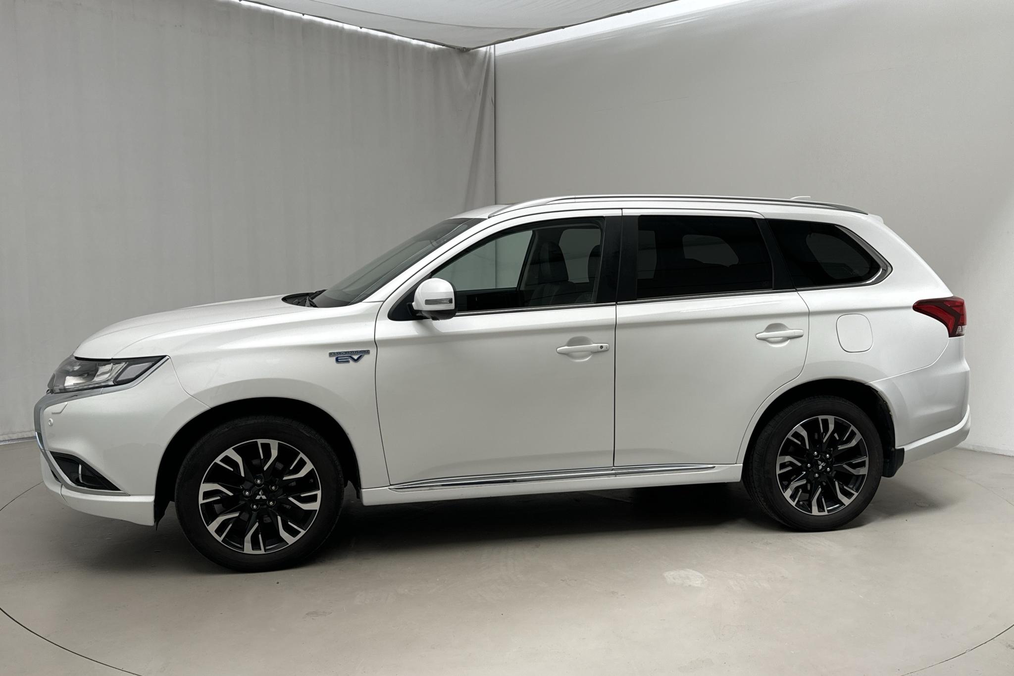 Mitsubishi Outlander 2.0 Plug-in Hybrid 4WD (121hk) - 12 728 mil - Automat - vit - 2017