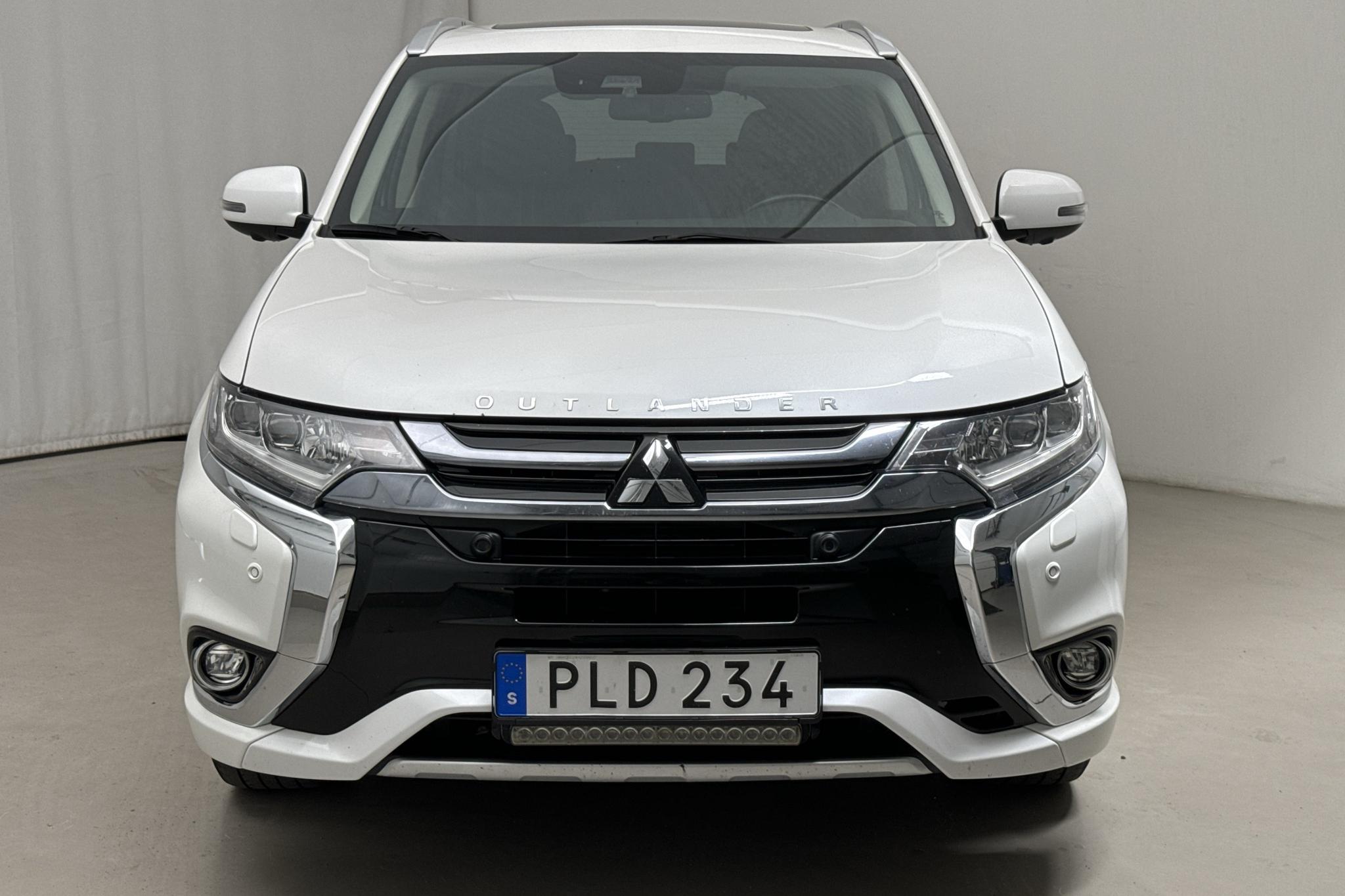 Mitsubishi Outlander 2.0 Plug-in Hybrid 4WD (121hk) - 127 280 km - Automatyczna - biały - 2017