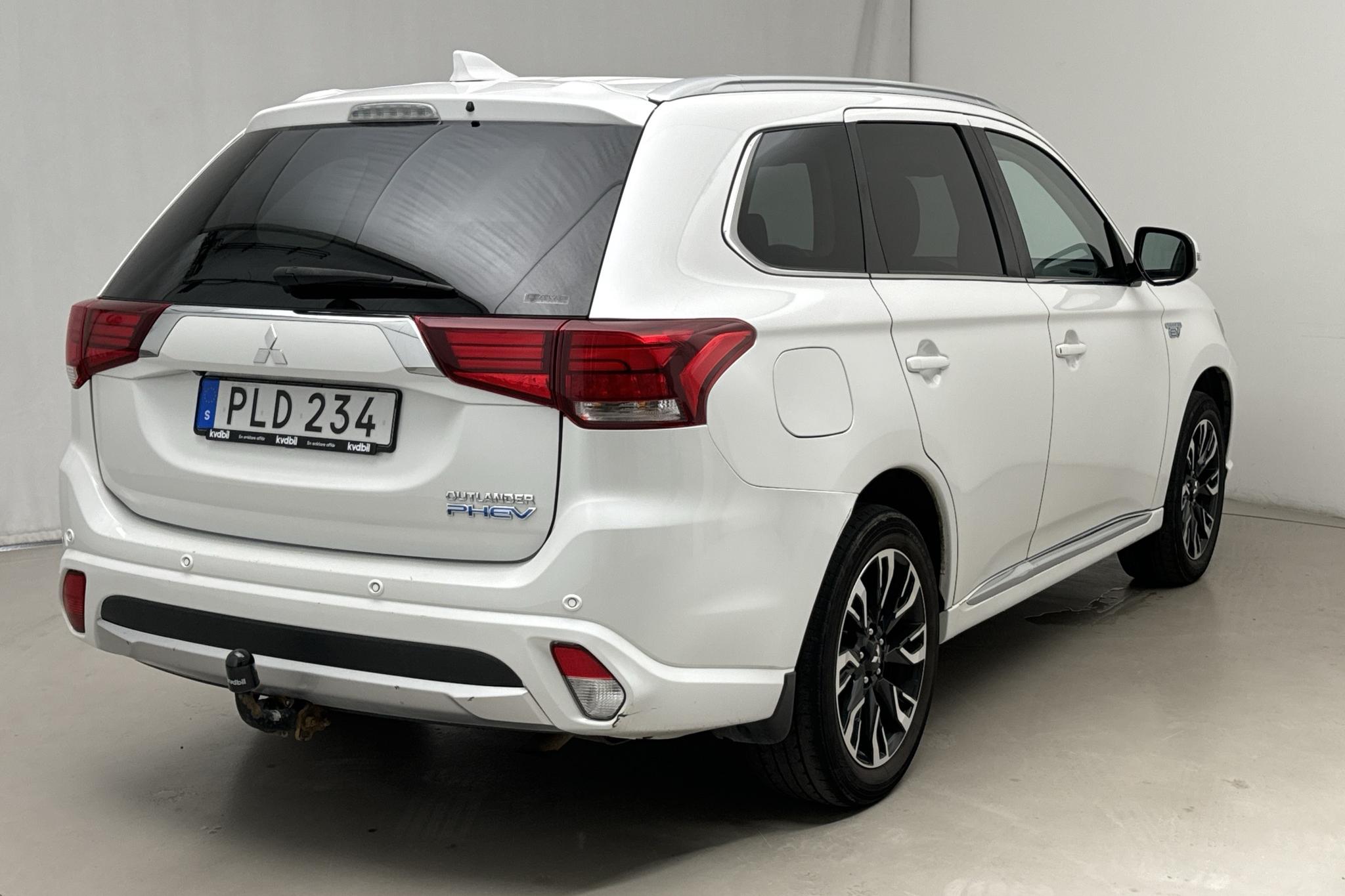 Mitsubishi Outlander 2.0 Plug-in Hybrid 4WD (121hk) - 12 728 mil - Automat - vit - 2017