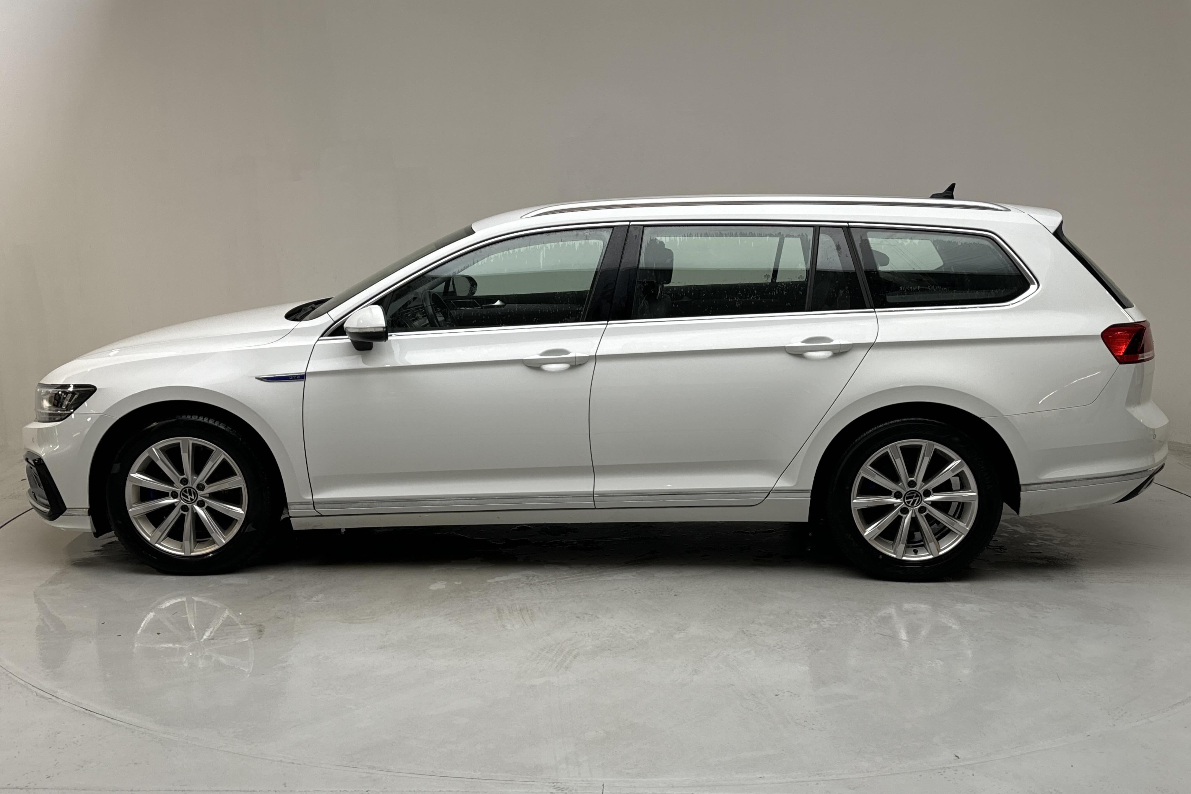 VW Passat 1.4 GTE Sportscombi (218hk) - 57 510 km - Automatic - white - 2022