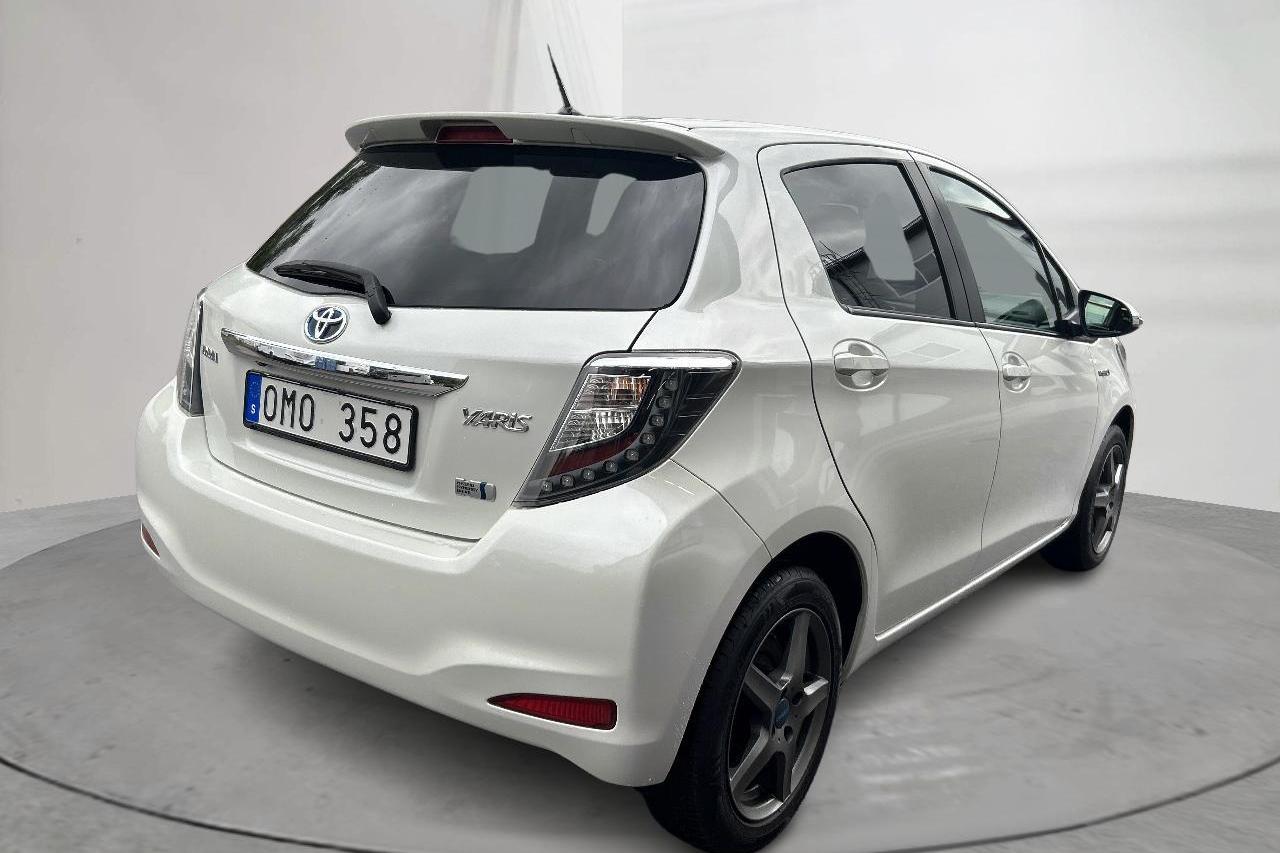 Toyota Yaris 1.5 HSD 5dr (75hk) - 21 734 mil - Automat - Light Grey - 2013