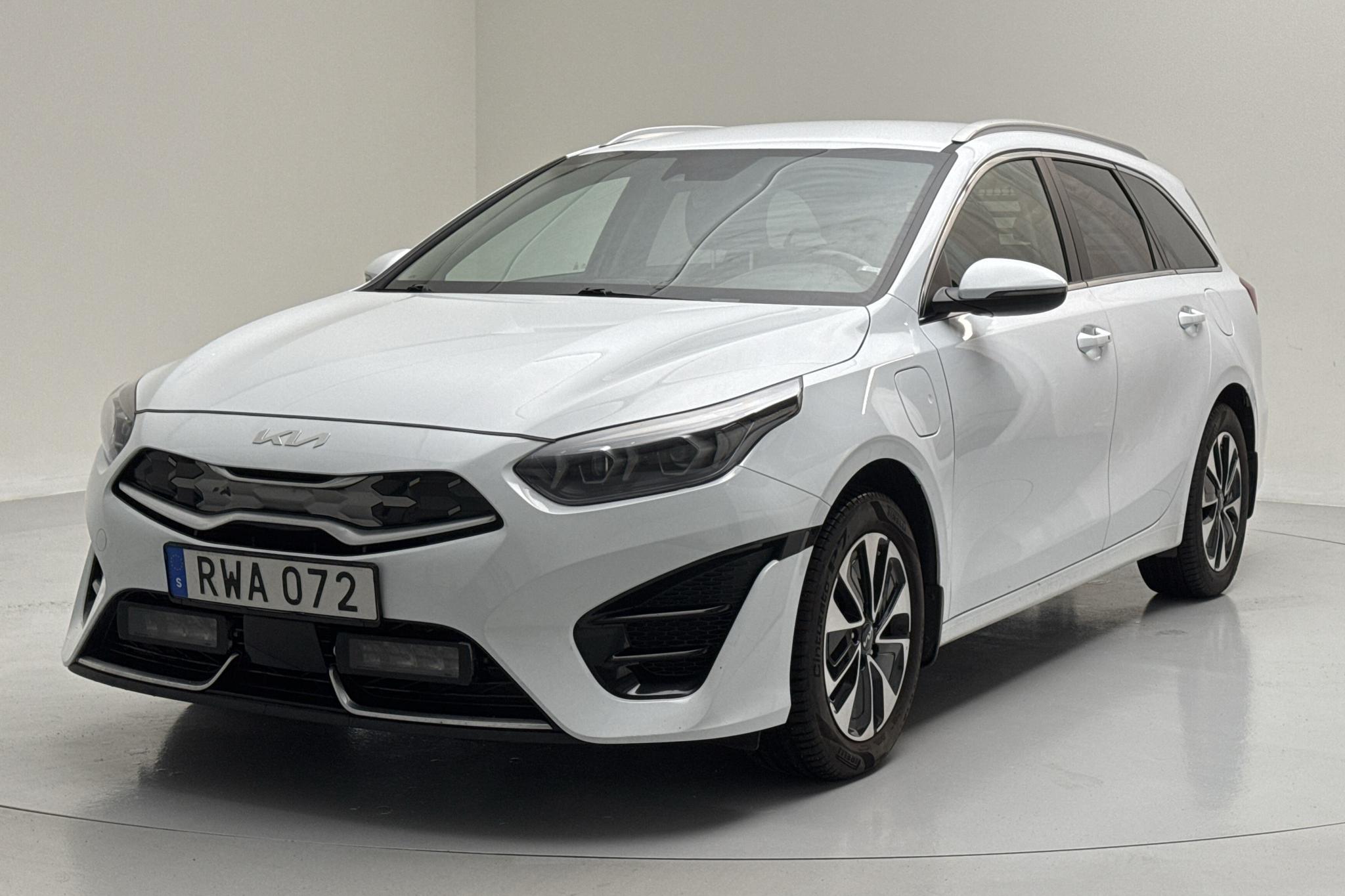 KIA Ceed 1.6 Plug-in Hybrid SW (141hk) - 10 868 mil - Automat - vit - 2023