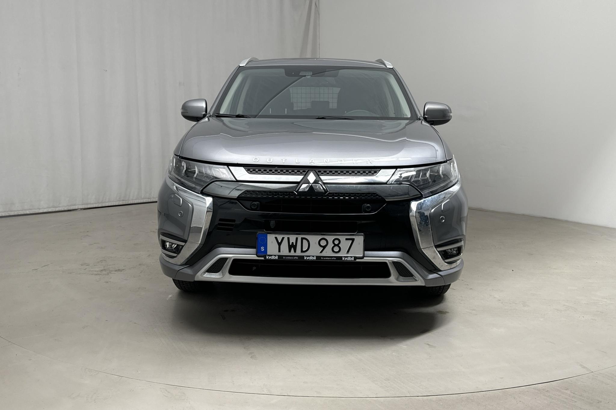 Mitsubishi Outlander 2.4 Plug-in Hybrid 4WD (136hk) - 5 428 mil - Automat - grå - 2019