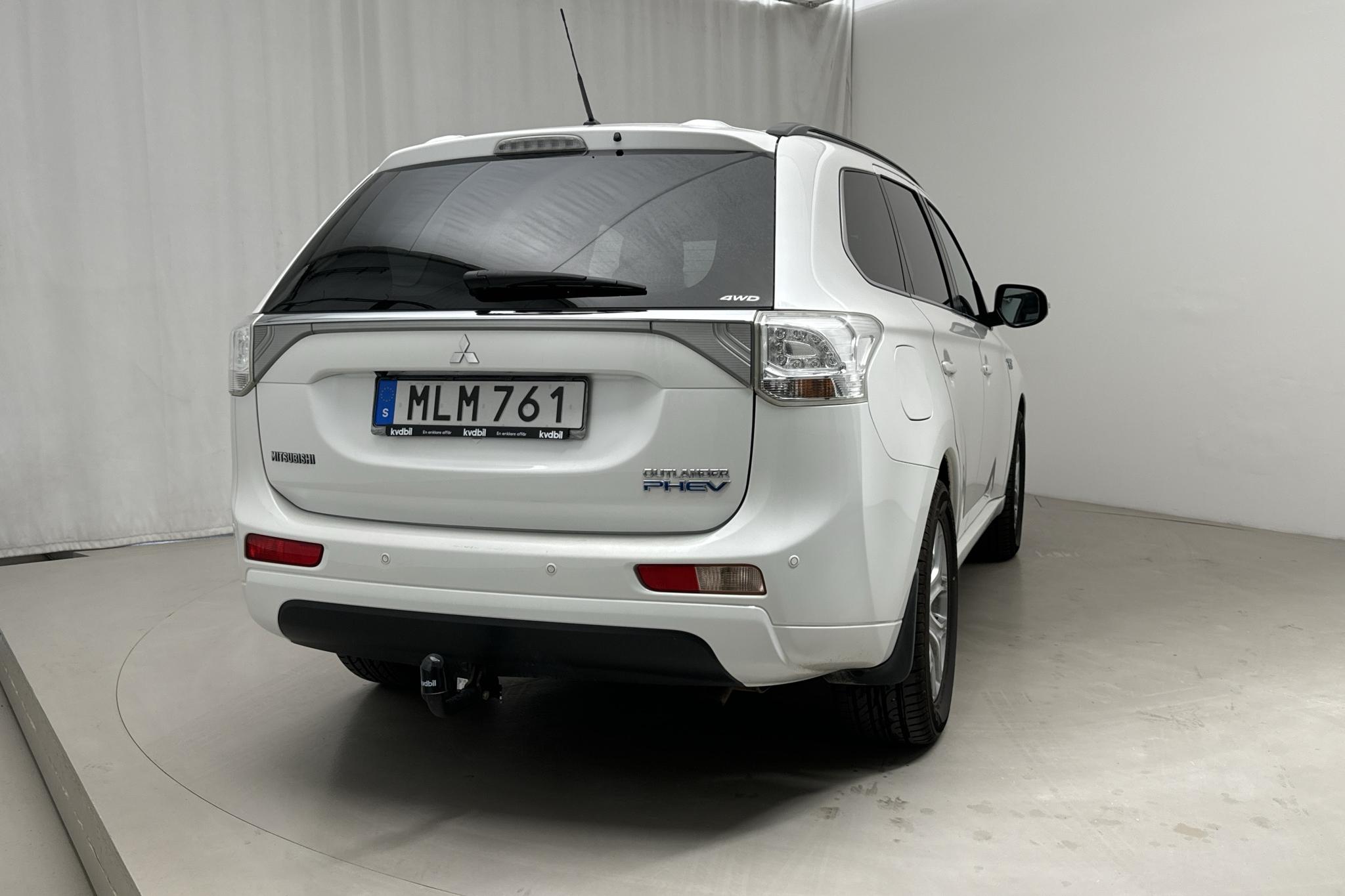 Mitsubishi Outlander 2.0 Plug-in Hybrid 4WD (121hk) - 14 945 mil - Automat - vit - 2014