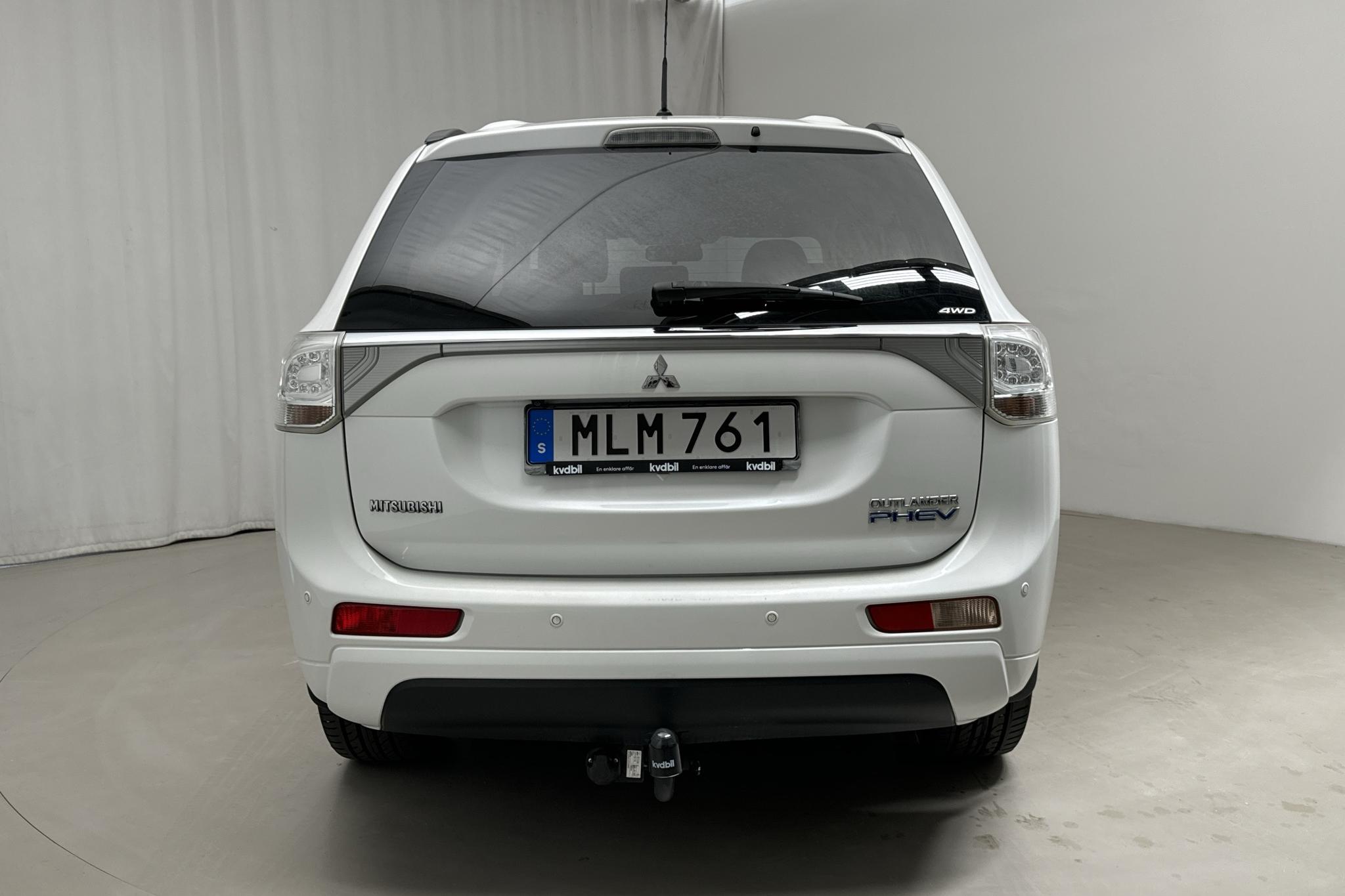 Mitsubishi Outlander 2.0 Plug-in Hybrid 4WD (121hk) - 14 945 mil - Automat - vit - 2014