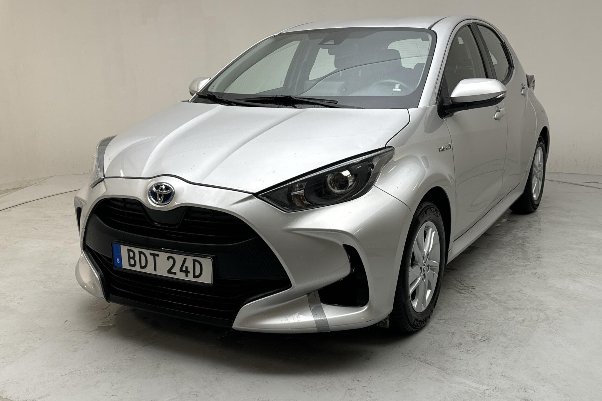 Toyota Yaris 1.5 Hybrid 5dr (116hk) - 121 700 km - Automatyczna - srebro - 2020