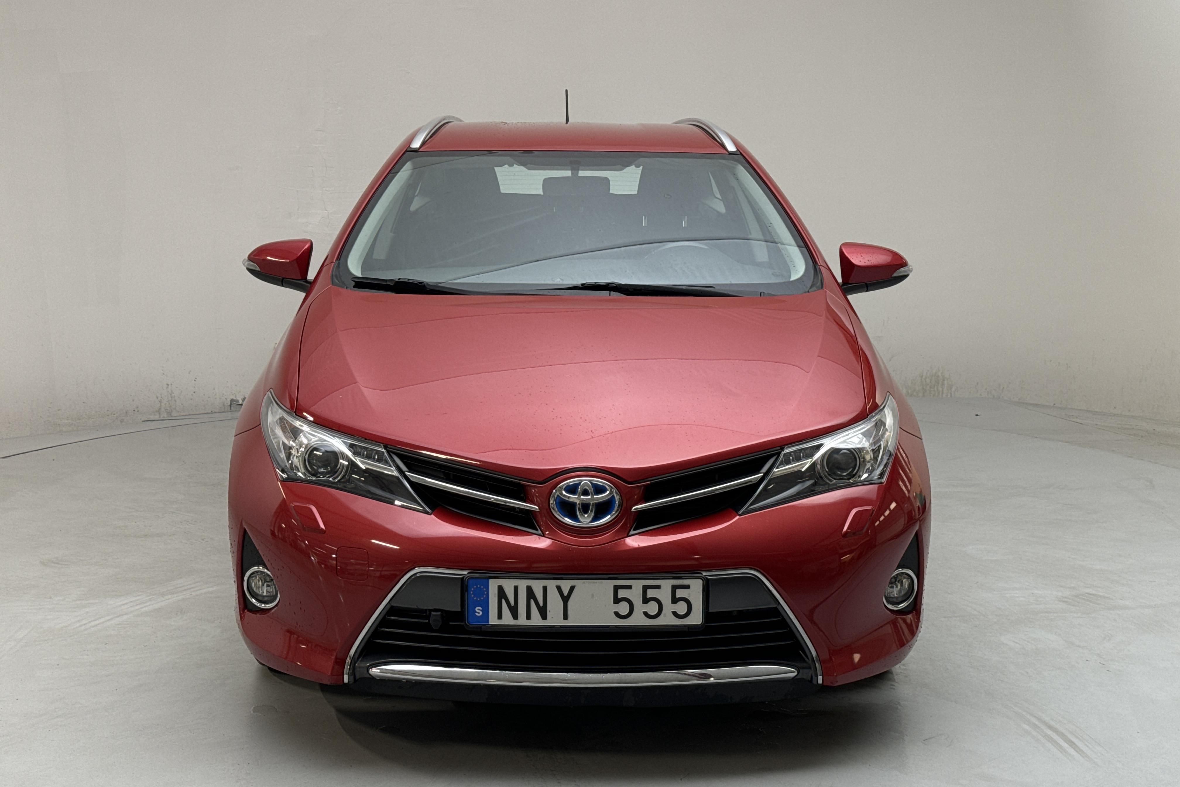 Toyota Auris 1.8 HSD Touring Sports (99hk) - 148 000 km - Automaattinen - Dark Red - 2014