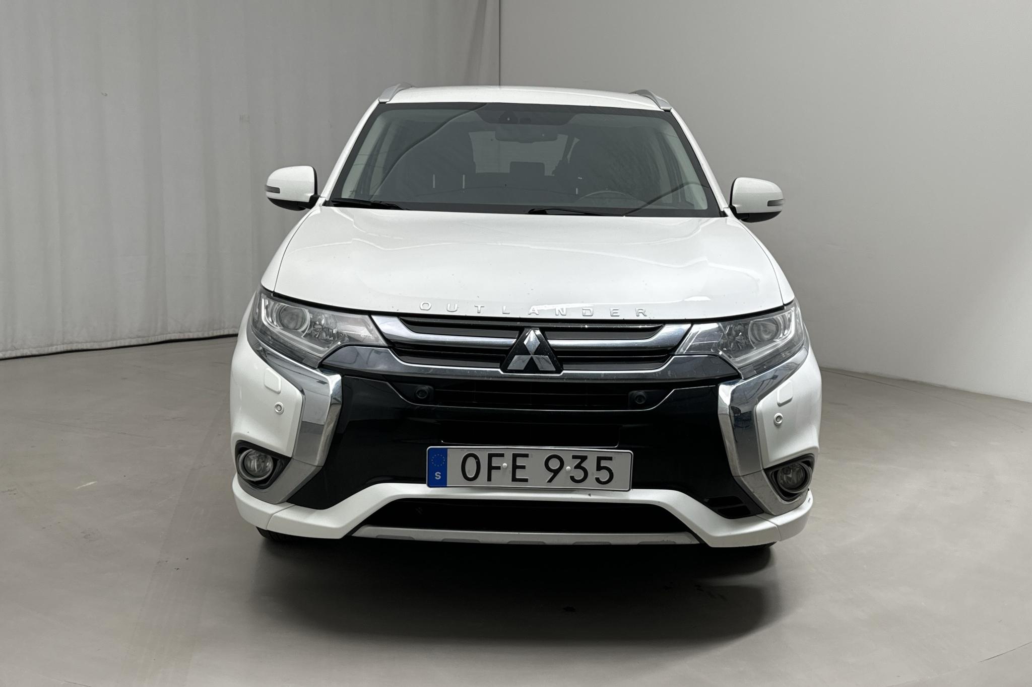 Mitsubishi Outlander 2.0 Plug-in Hybrid 4WD (121hk) - 15 605 mil - Automat - vit - 2016