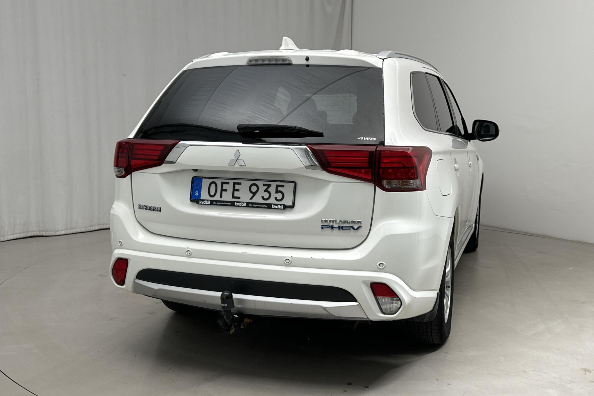 Mitsubishi Outlander 2.0 Plug-in Hybrid 4WD (121hk) - 156 050 km - Automatyczna - biały - 2016