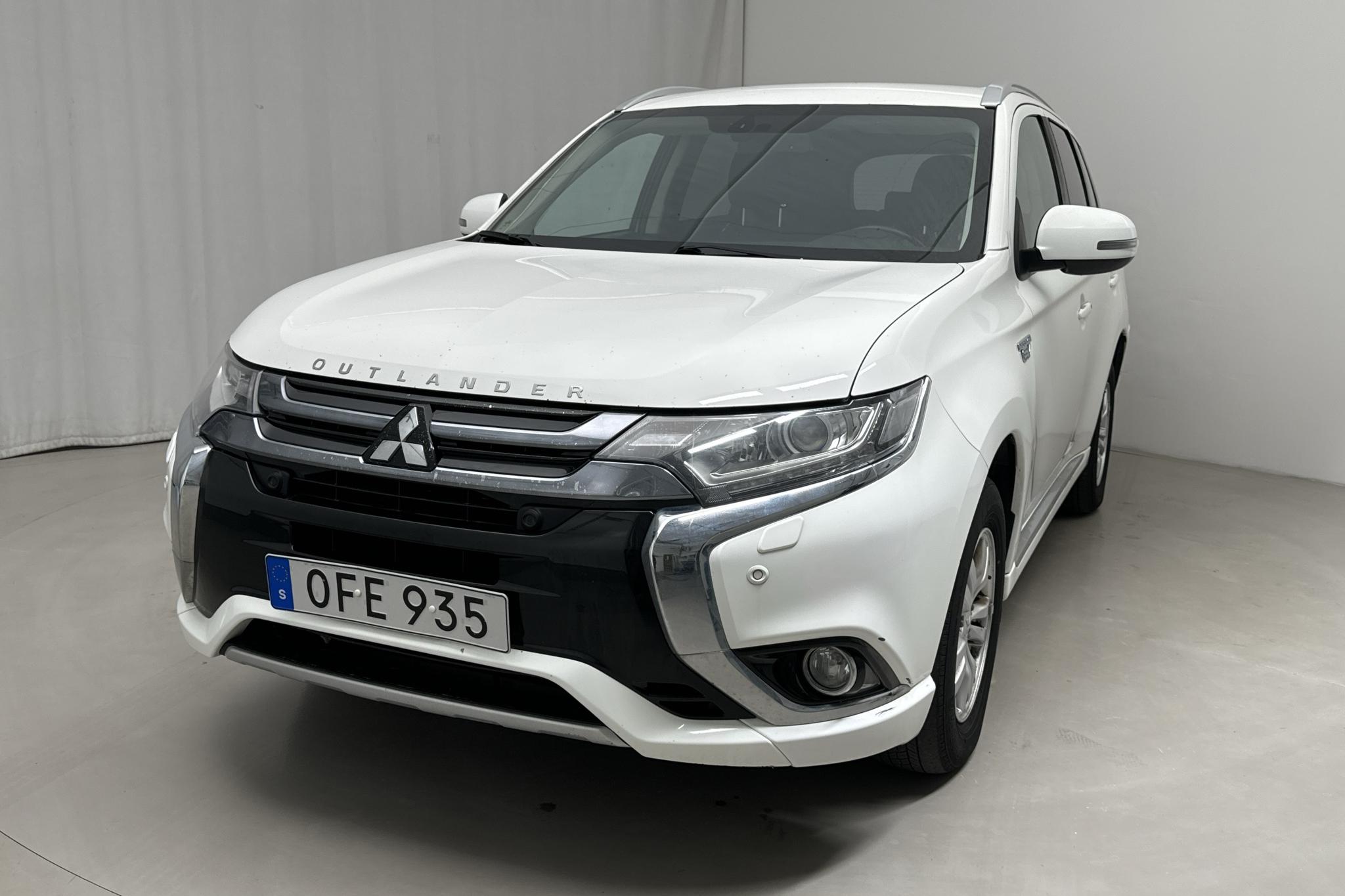 Mitsubishi Outlander 2.0 Plug-in Hybrid 4WD (121hk) - 15 605 mil - Automat - vit - 2016