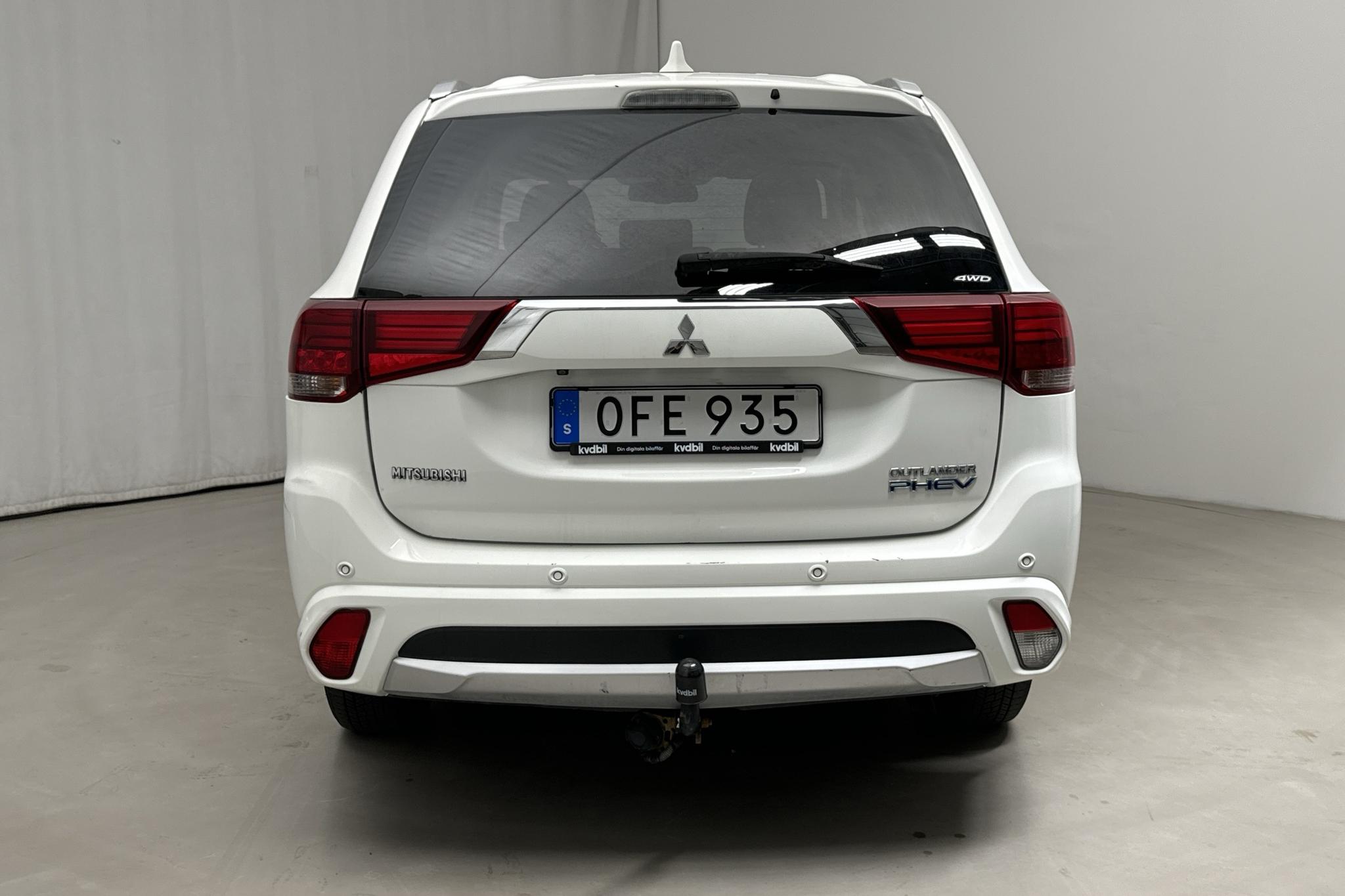 Mitsubishi Outlander 2.0 Plug-in Hybrid 4WD (121hk) - 156 050 km - Automatyczna - biały - 2016