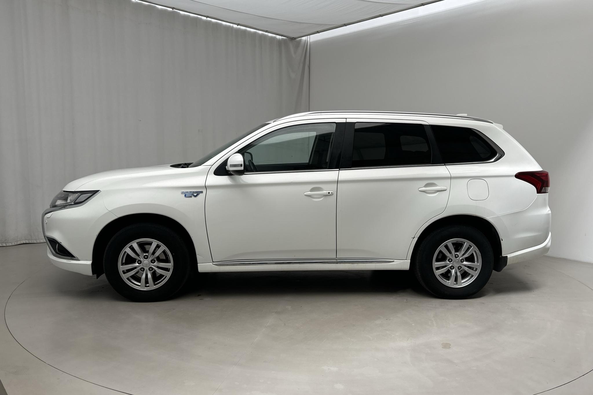 Mitsubishi Outlander 2.0 Plug-in Hybrid 4WD (121hk) - 156 050 km - Automatyczna - biały - 2016