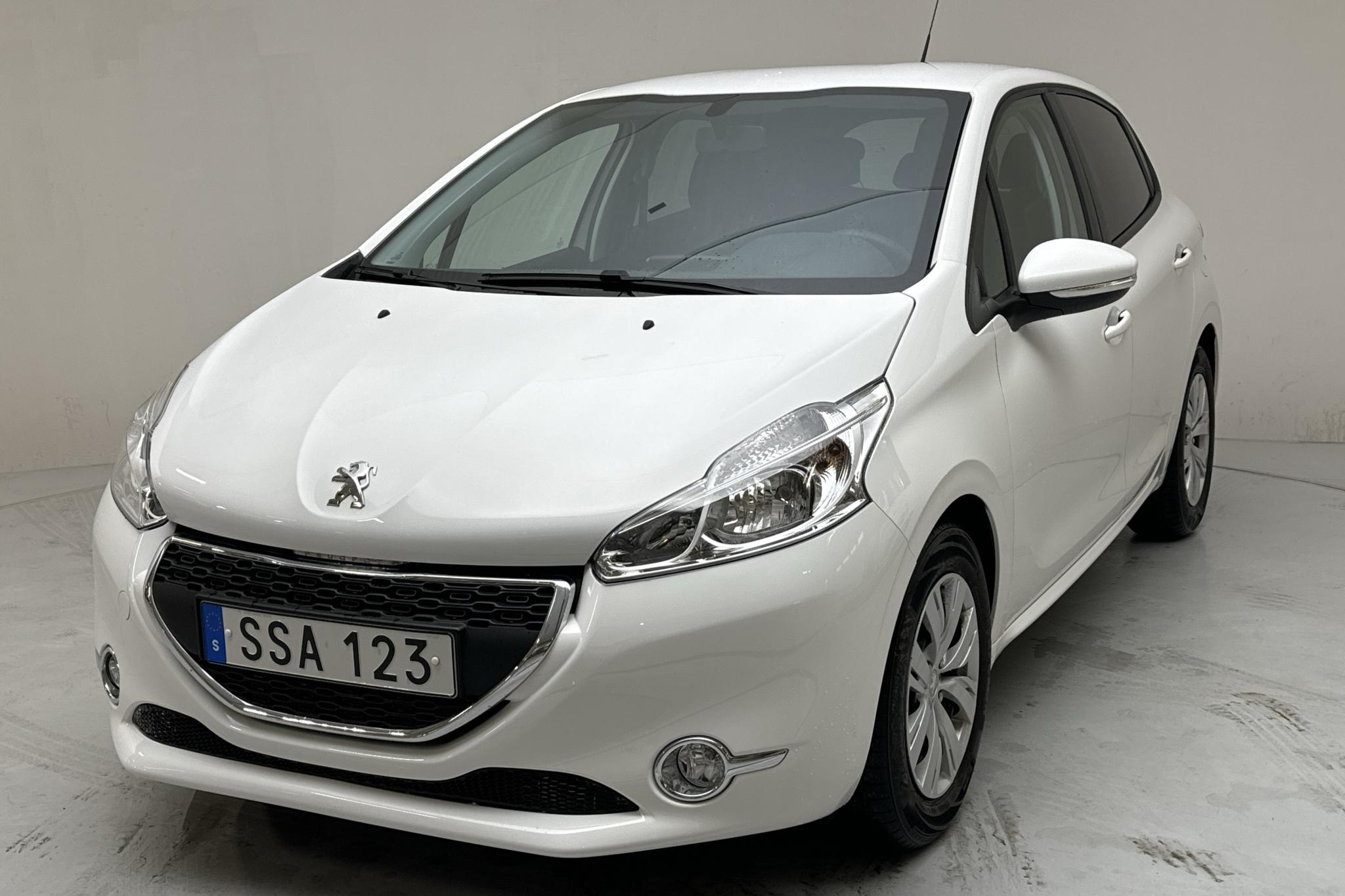 Peugeot 208 1.2 VTi 5dr (82hk) - 60 800 km - Manualna - biały - 2015