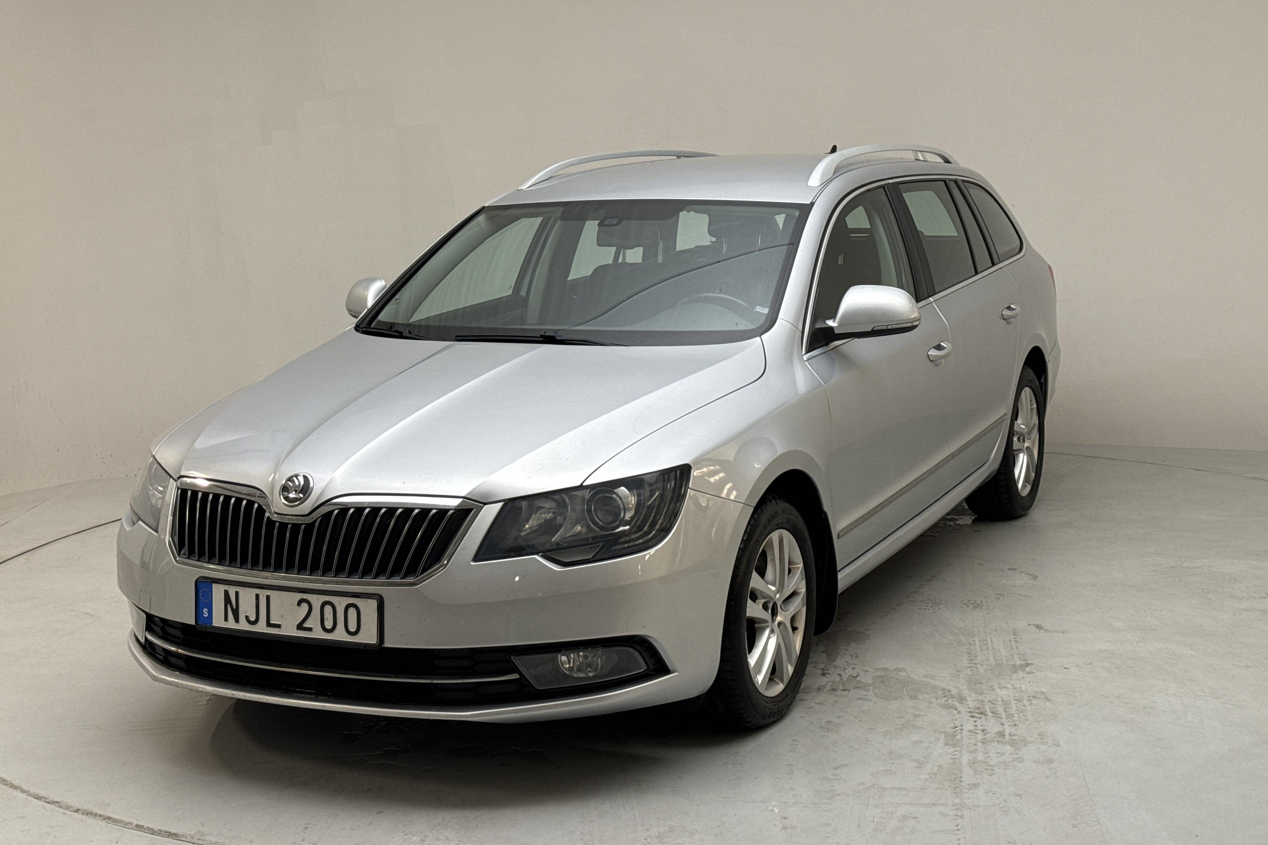 Skoda Superb 2.0 TDI 4x4 Kombi (170hk) - 26 607 mil - Automat - silver - 2014