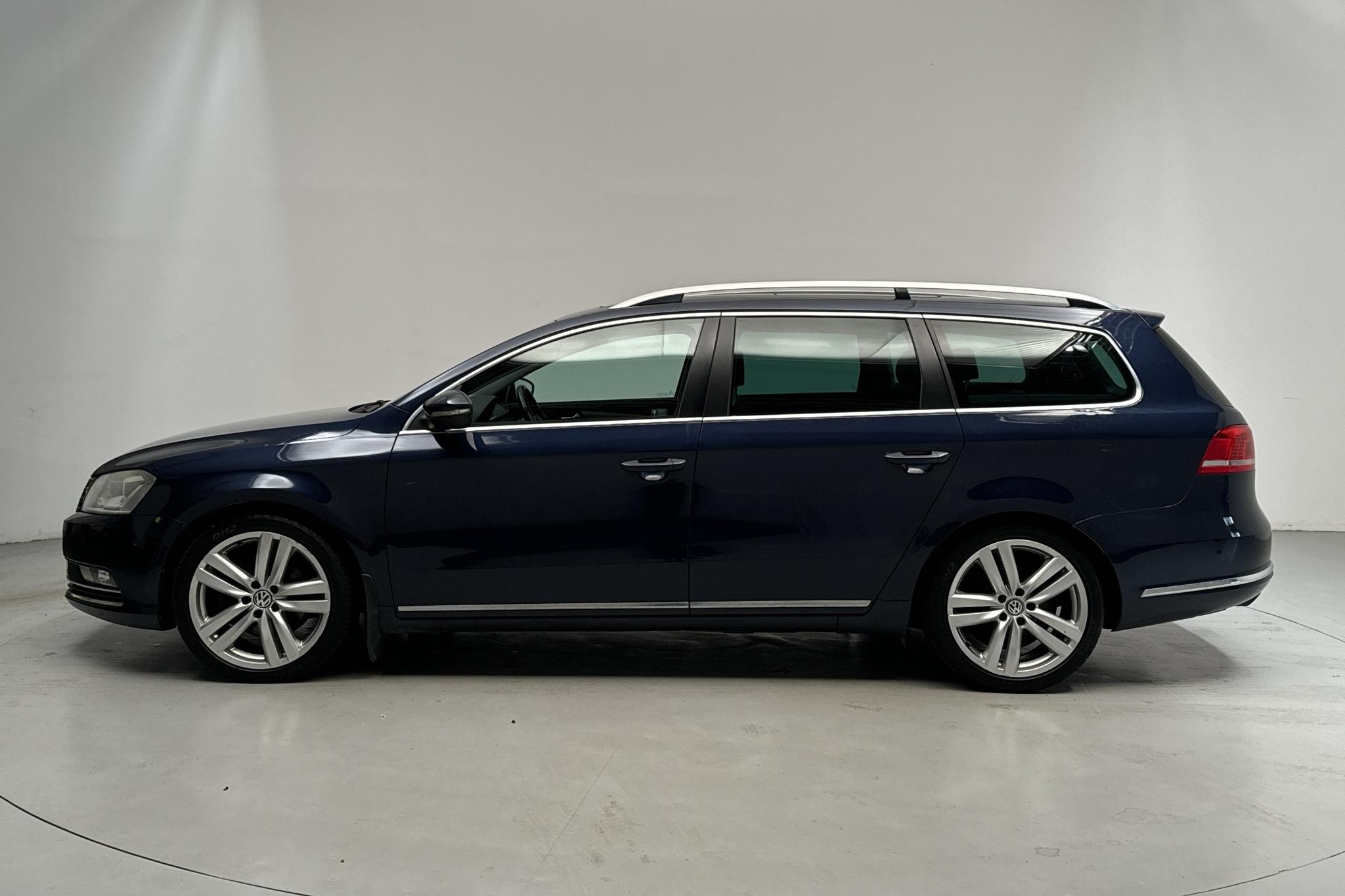 VW Passat 2.0 TDI BlueMotion Technology Variant 4Motion (170hk) - 14 462 mil - Automat - Dark Blue - 2012