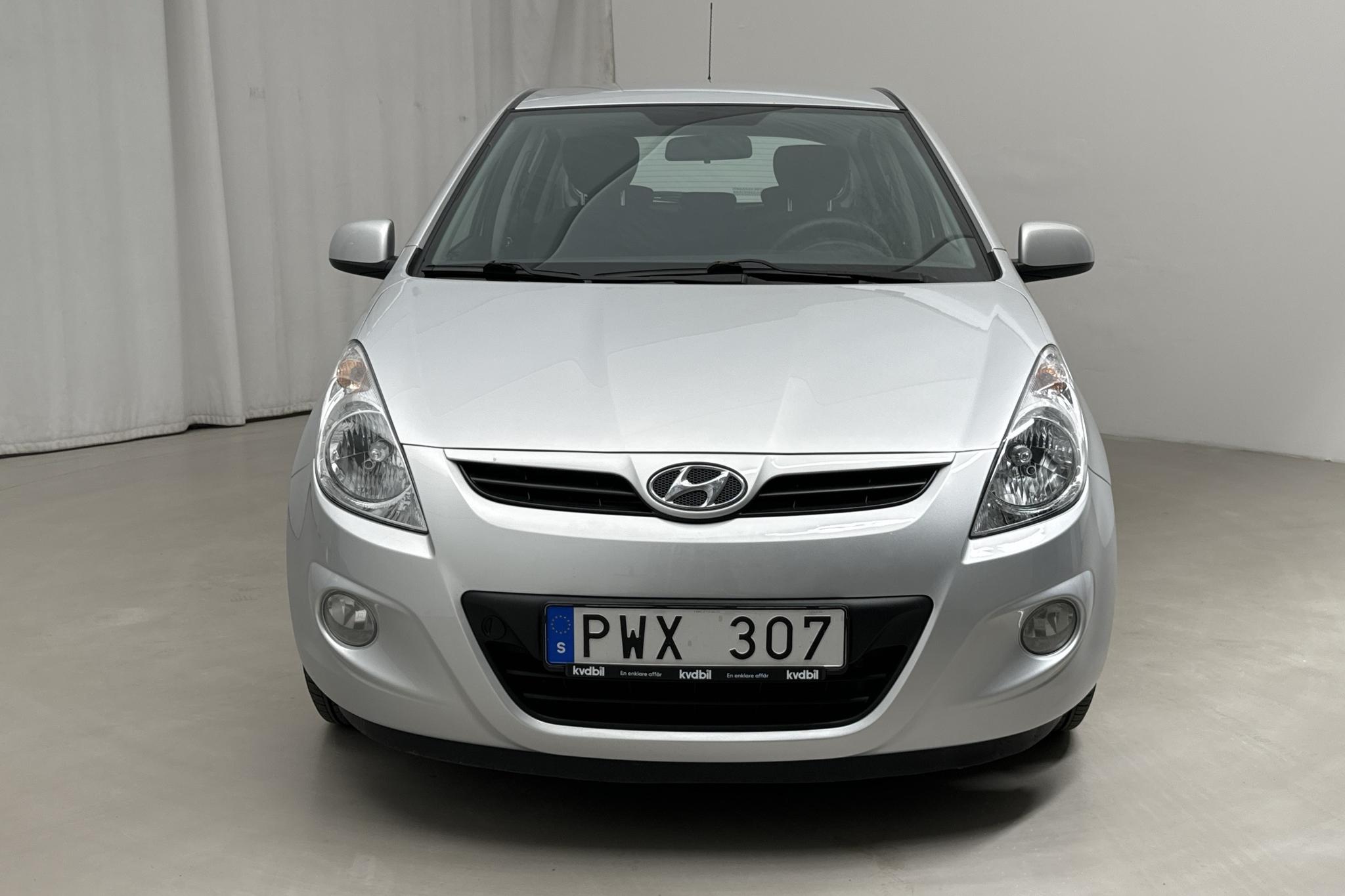 Hyundai i20 1.2 (78hk) - 15 429 mil - Manuell - silver - 2012