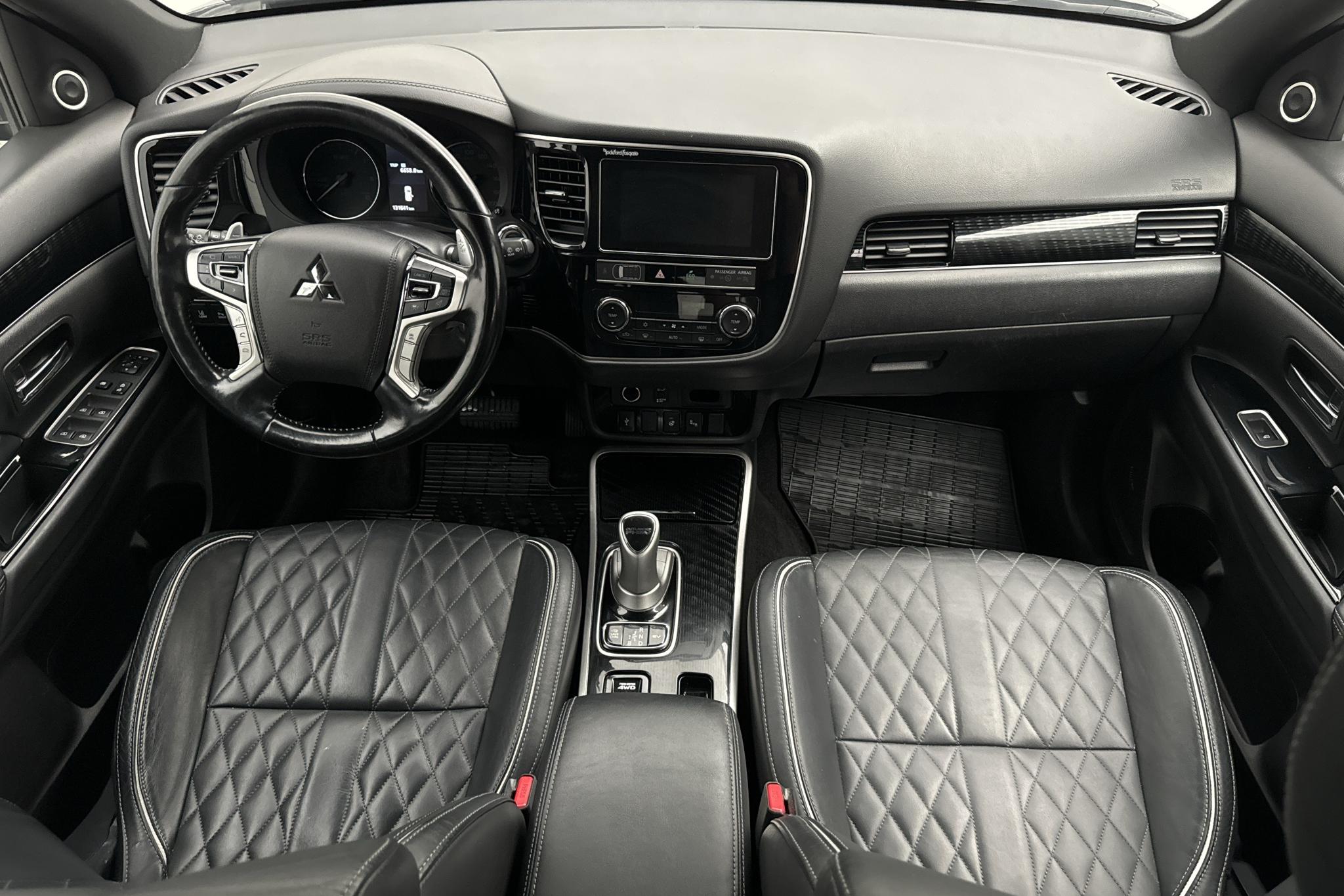 Mitsubishi Outlander 2.4 Plug-in Hybrid 4WD (136hk) - 131 640 km - Automatyczna - czarny - 2019