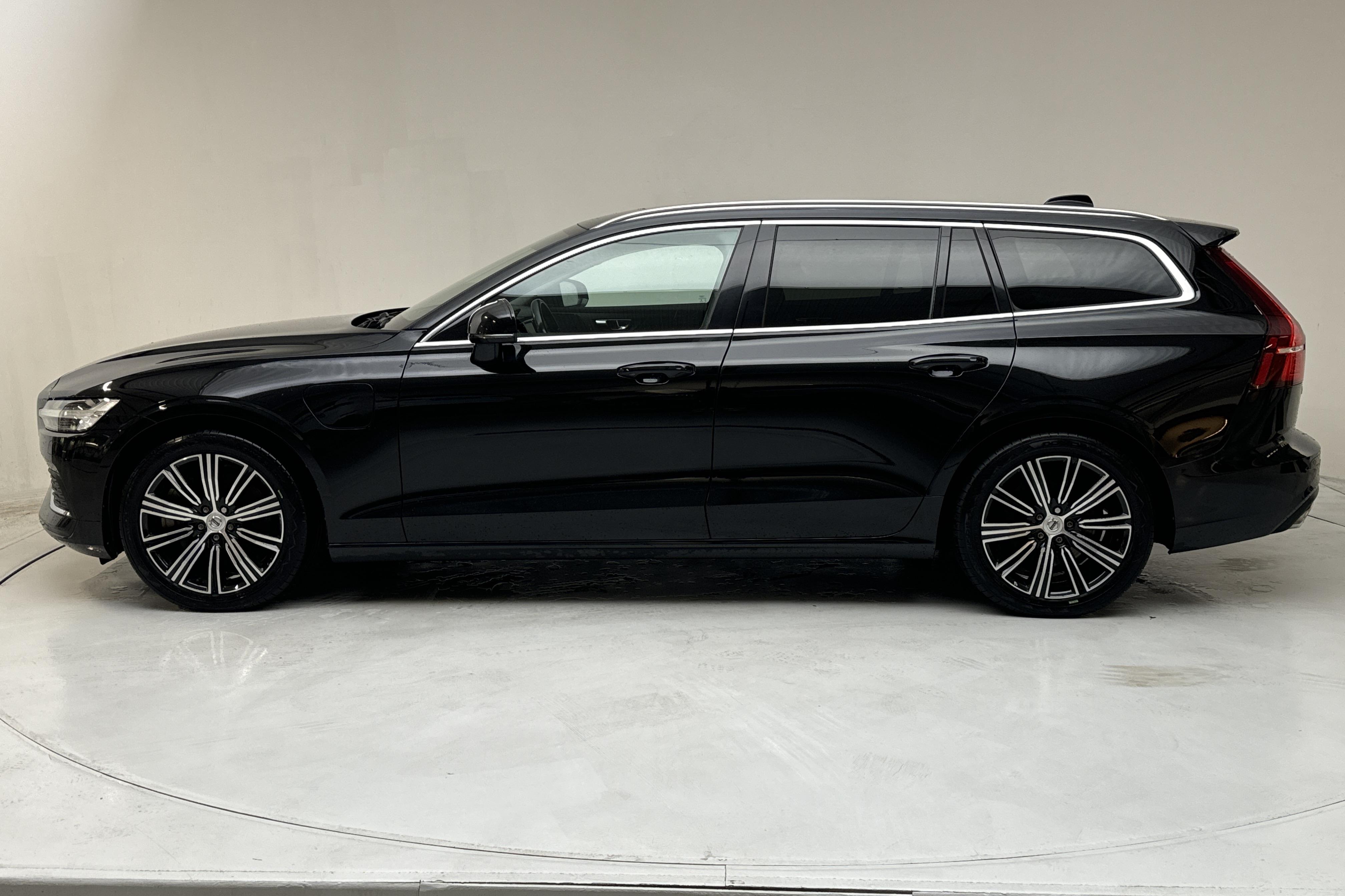 Volvo V60 T6 AWD Twin Engine (340hk) - 64 490 km - Automatic - black - 2021