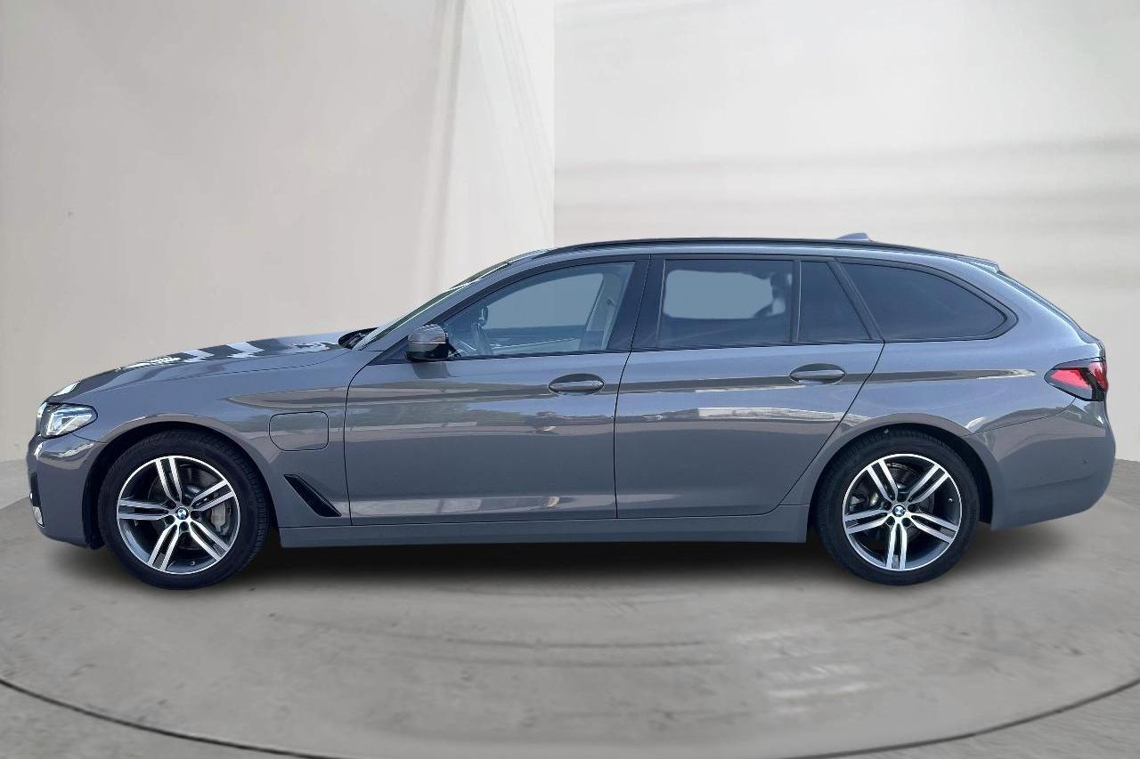 BMW 530e xDrive Touring, G31 12kWh LCI (292hk) - 111 400 km - Automatyczna - szary - 2021