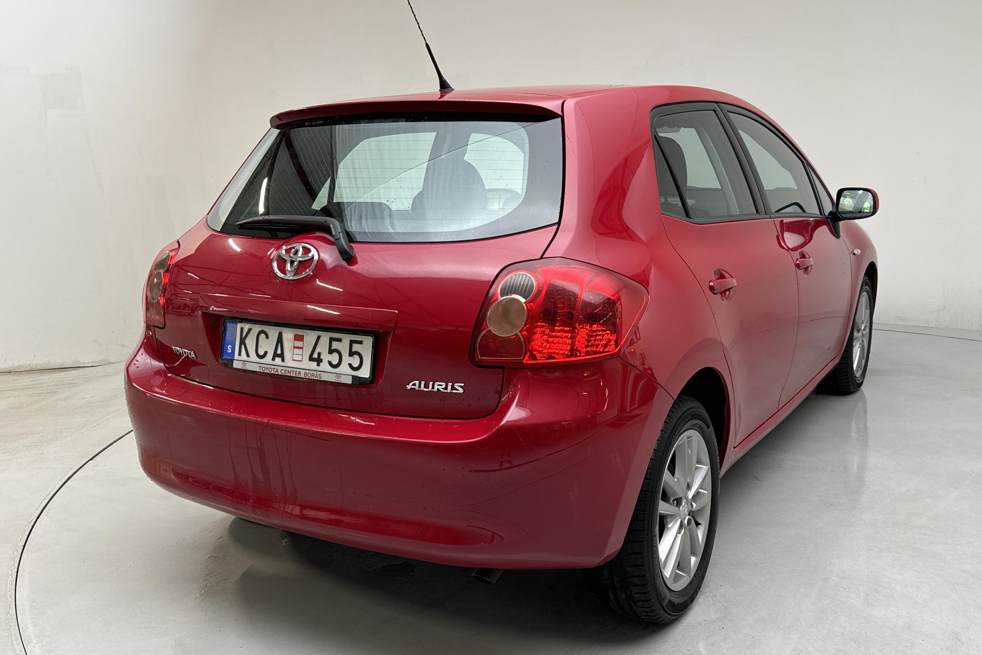 Toyota Auris 1.6 VVT-i 5dr (132hk) - 67 310 km - Manualna - czerwony - 2009