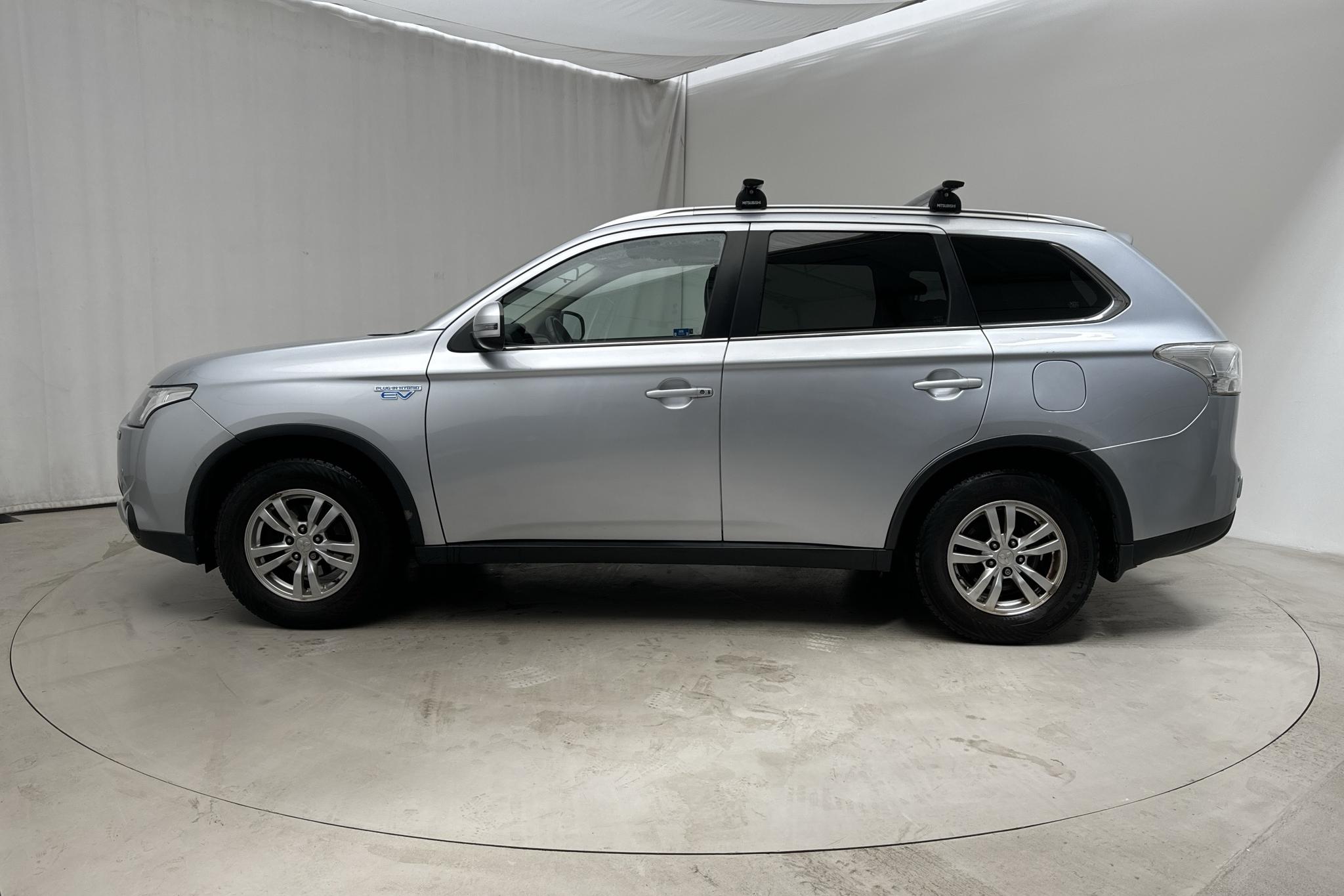 Mitsubishi Outlander 2.0 Plug-in Hybrid 4WD (121hk) - 205 740 km - Automaattinen - hopea - 2015