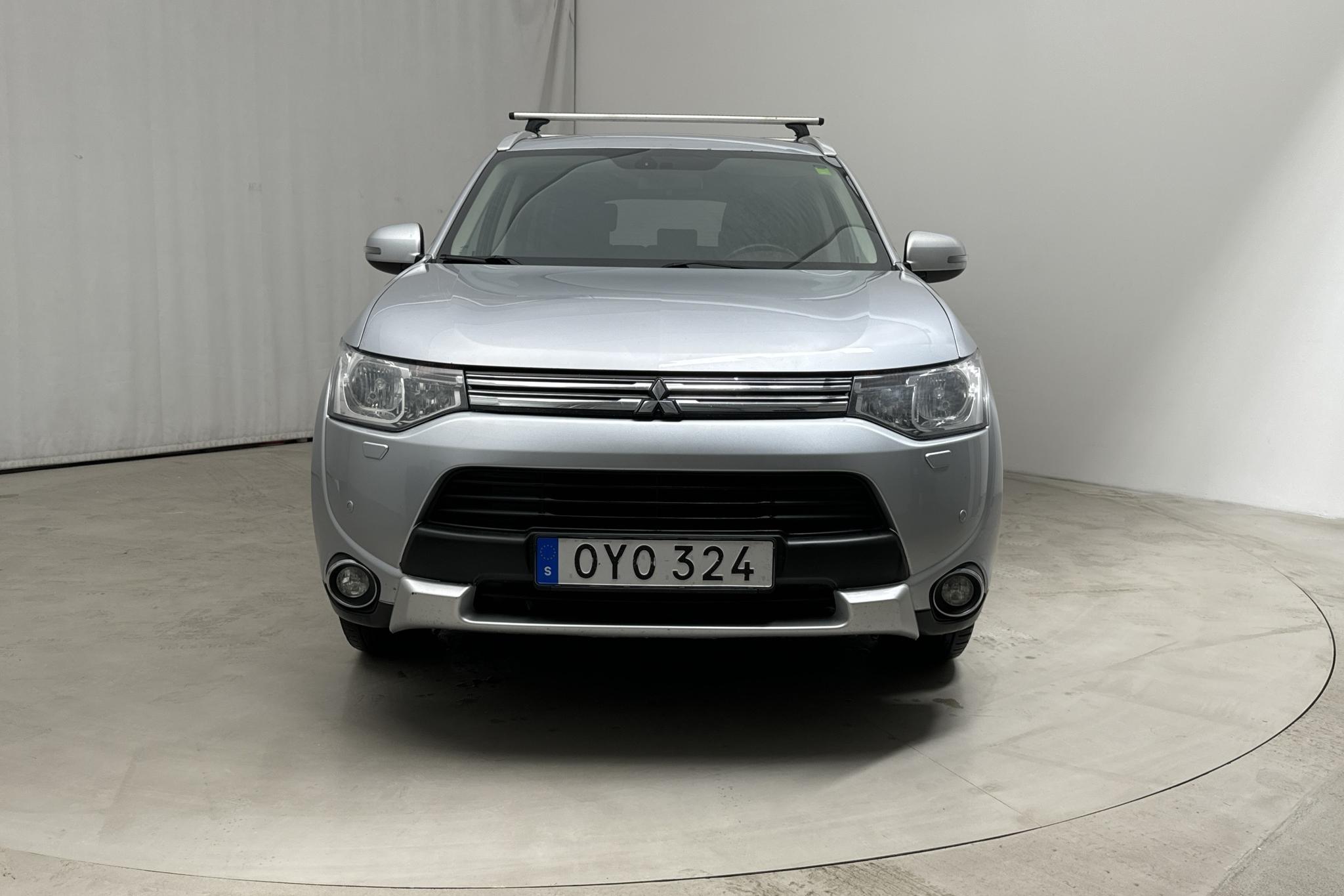 Mitsubishi Outlander 2.0 Plug-in Hybrid 4WD (121hk) - 205 740 km - Automatic - silver - 2015