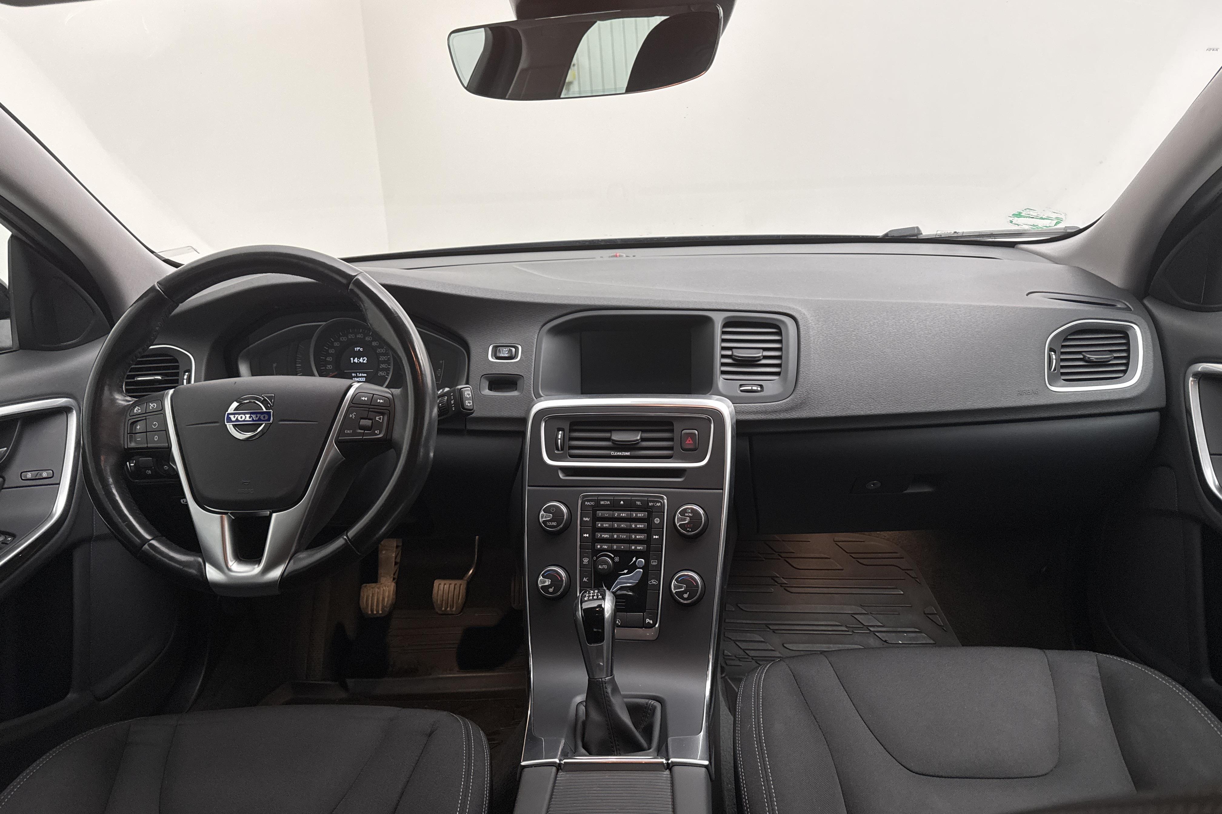 Volvo V60 T3 (152hk) - 19 433 mil - Manuell - svart - 2018