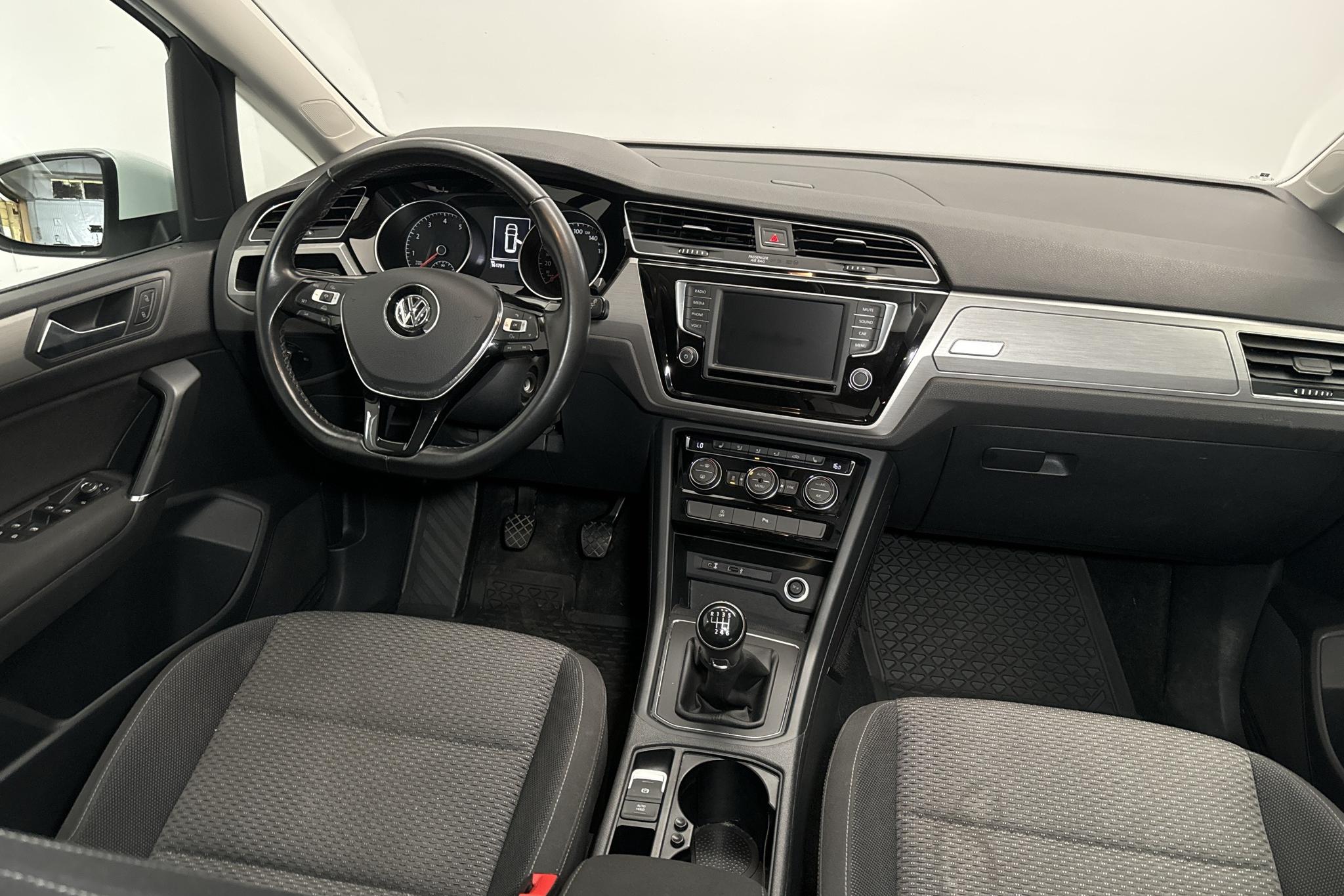 VW Touran 1.4 TSI (150hk) - 161 790 km - Manuaalinen - valkoinen - 2017