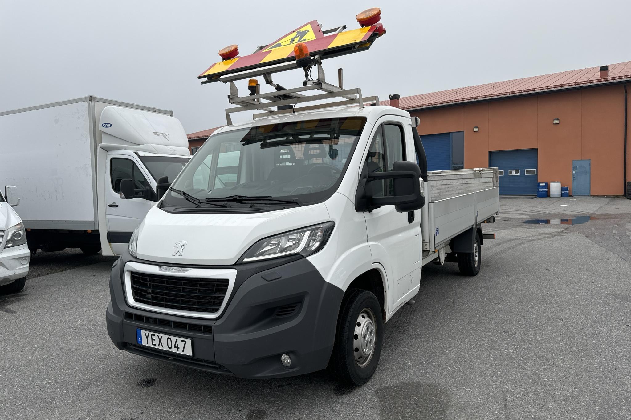 Peugeot Boxer 335 2.0 BlueHDi Skåp (110hk) - 86 260 km - Manualna - biały - 2016