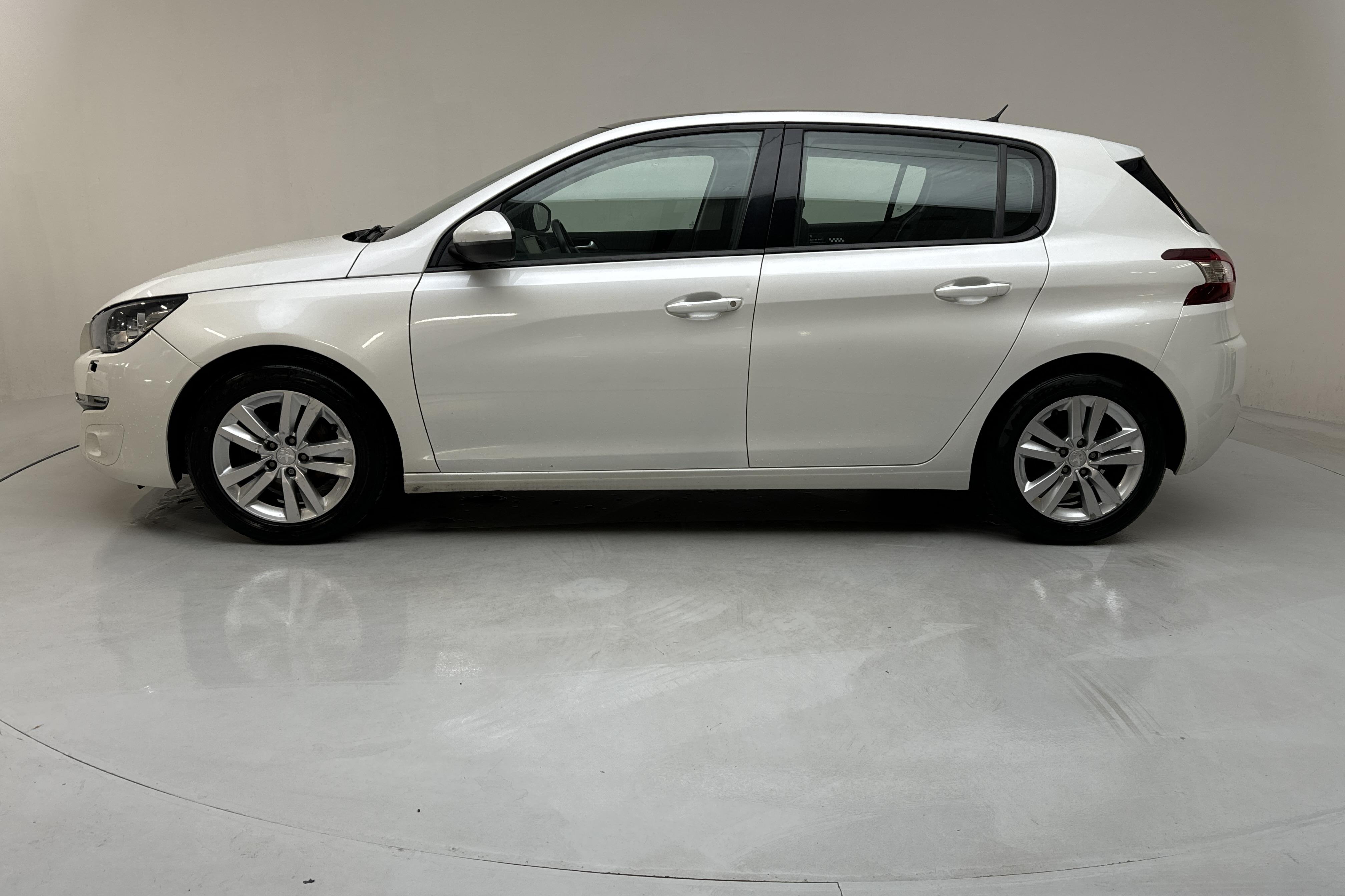 Peugeot 308 1.6 Turbo (125hk) - 103 900 km - Käsitsi - valge - 2014