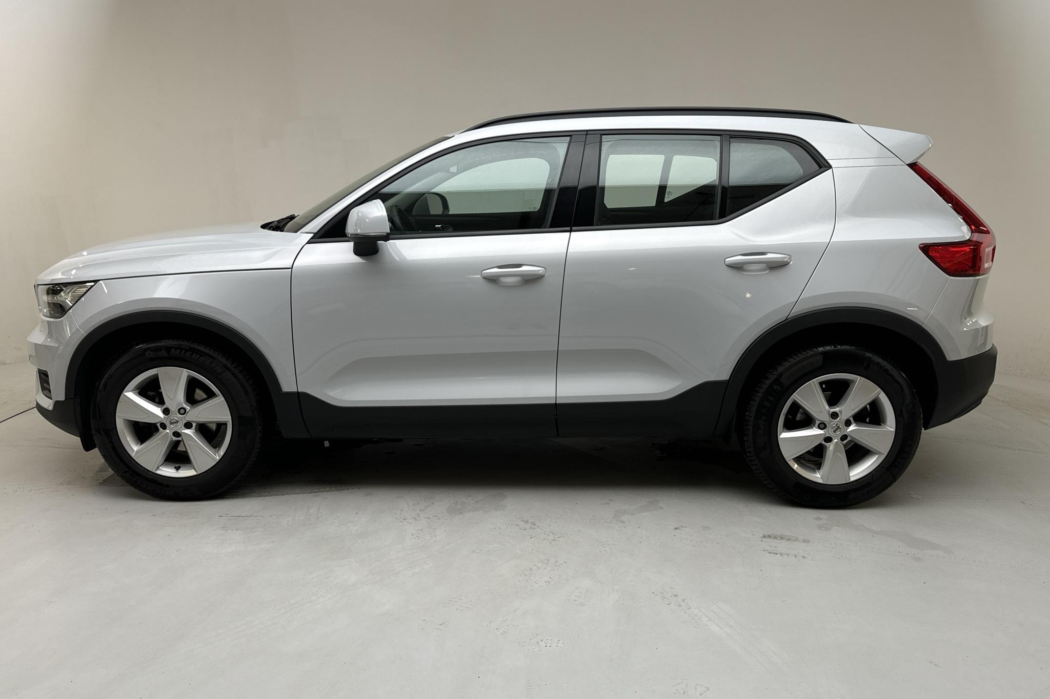 Volvo XC40 T2 2WD (129hk) - 28 800 km - Manualna - srebro - 2021