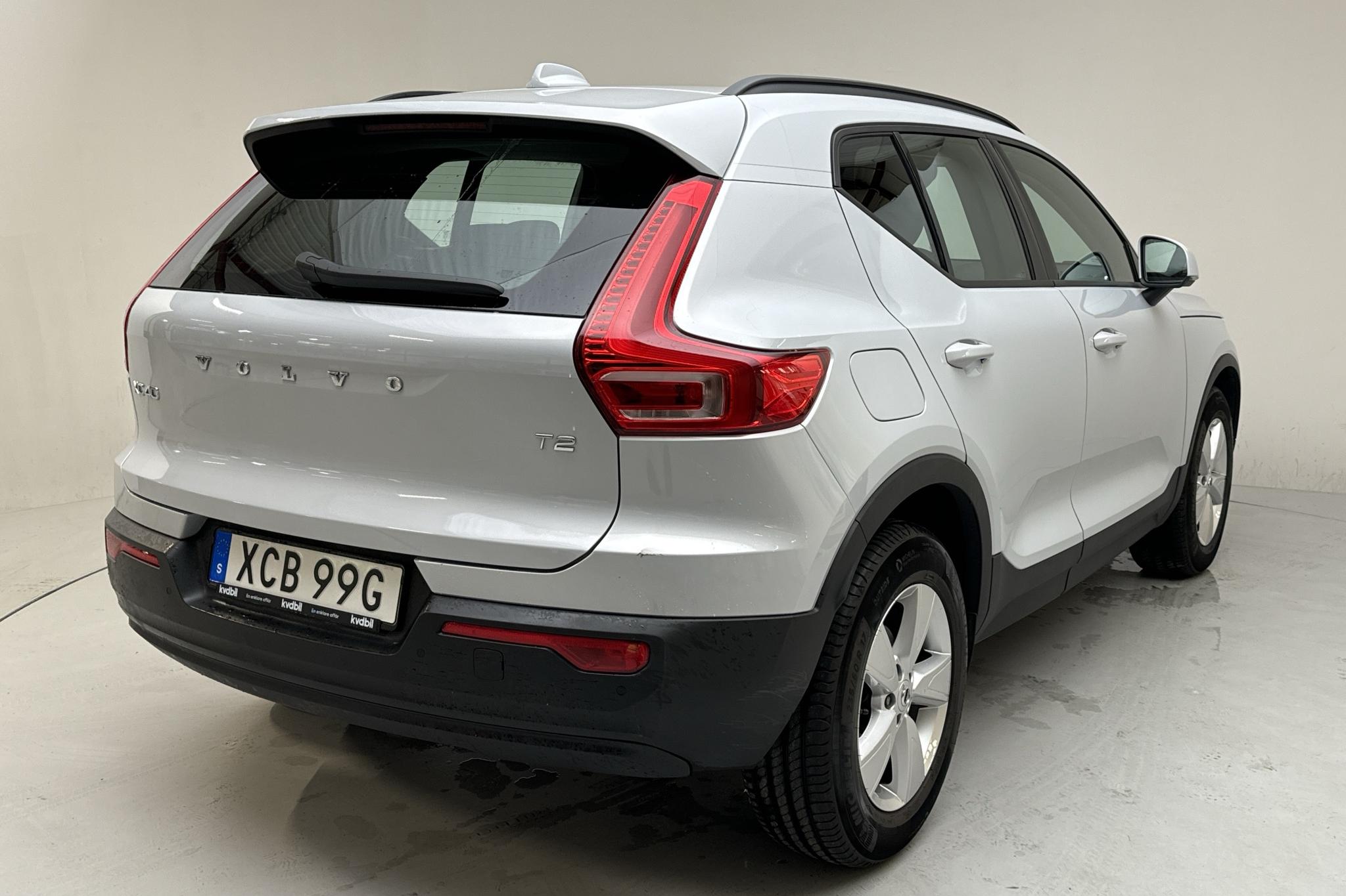 Volvo XC40 T2 2WD (129hk) - 28 800 km - Manualna - srebro - 2021