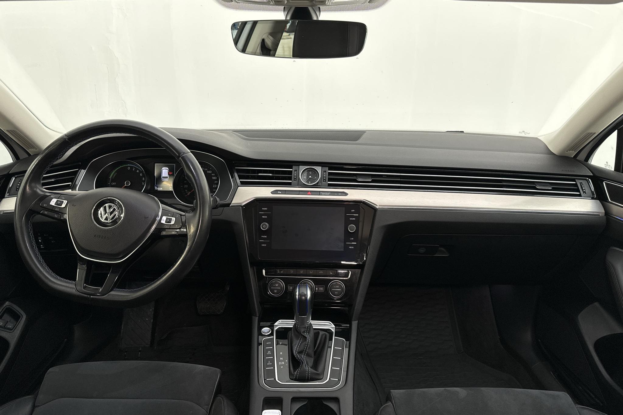 VW Passat GTE 1.4 Plug-in-Hybrid Sportscombi (218hk) - 131 210 km - Automatyczna - biały - 2018