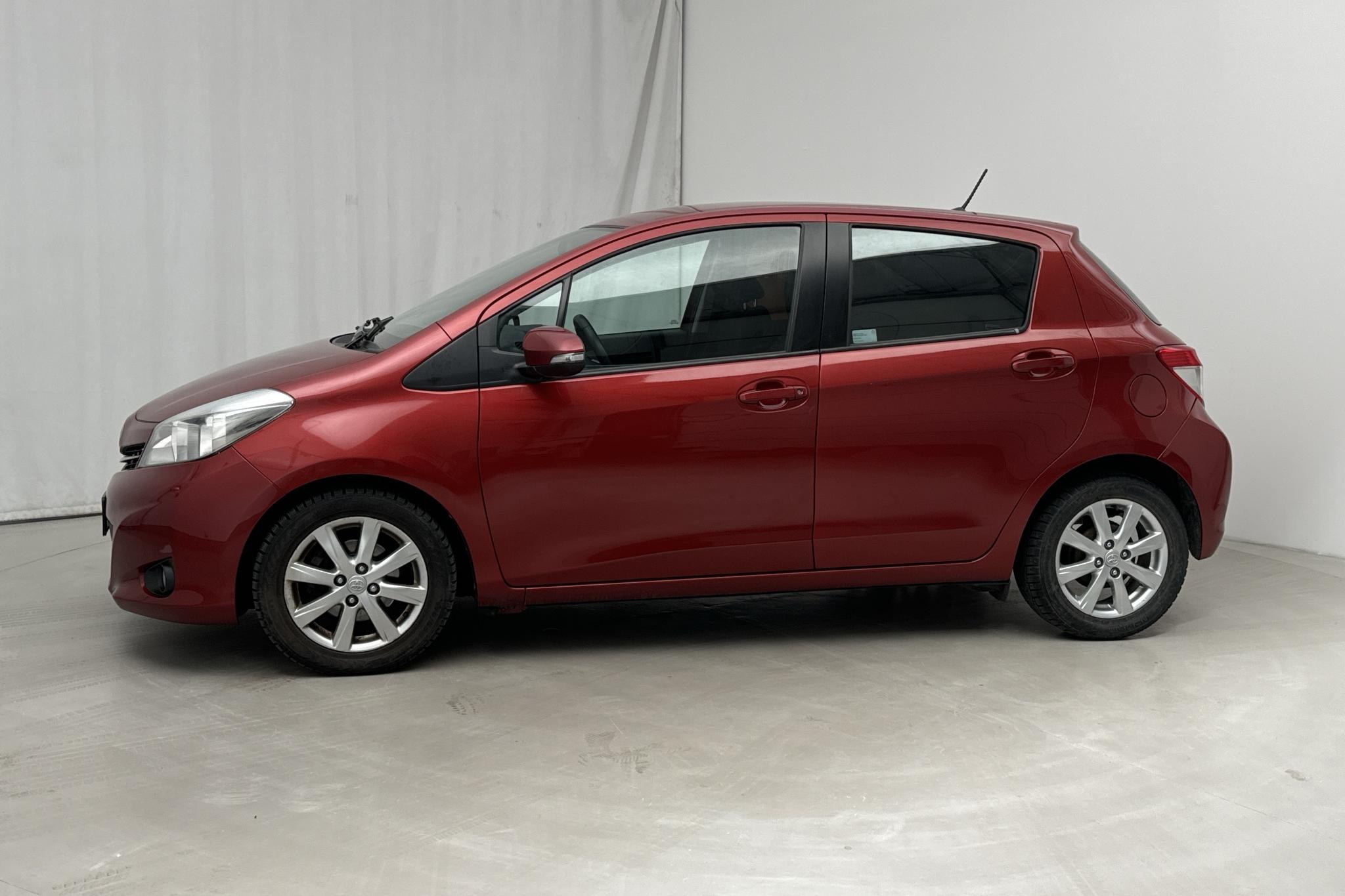 Toyota Yaris 1.4 D-4D 5dr (90hk) - 113 150 km - Manuaalinen - punainen - 2012