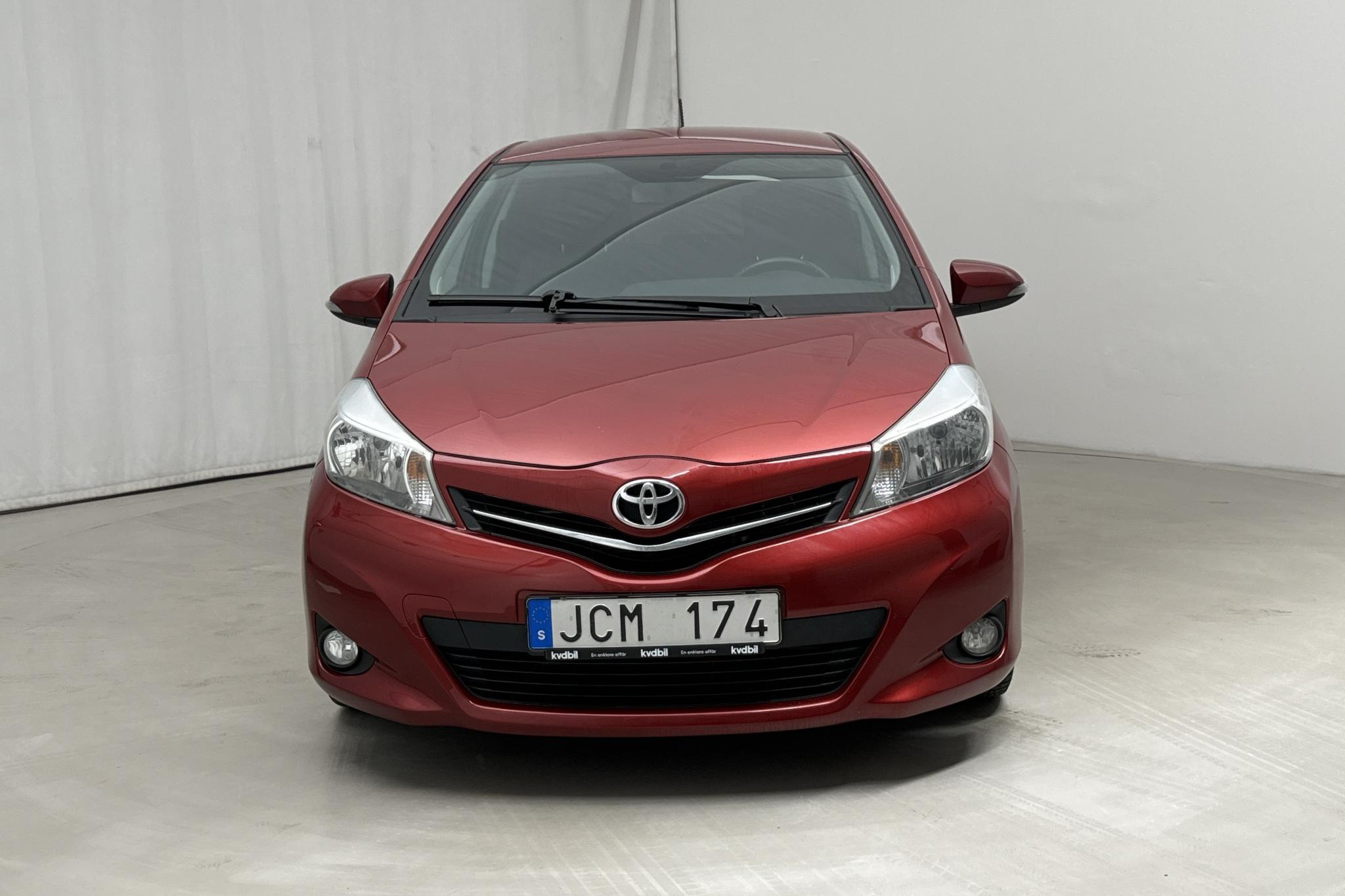 Toyota Yaris 1.4 D-4D 5dr (90hk) - 113 150 km - Manualna - czerwony - 2012