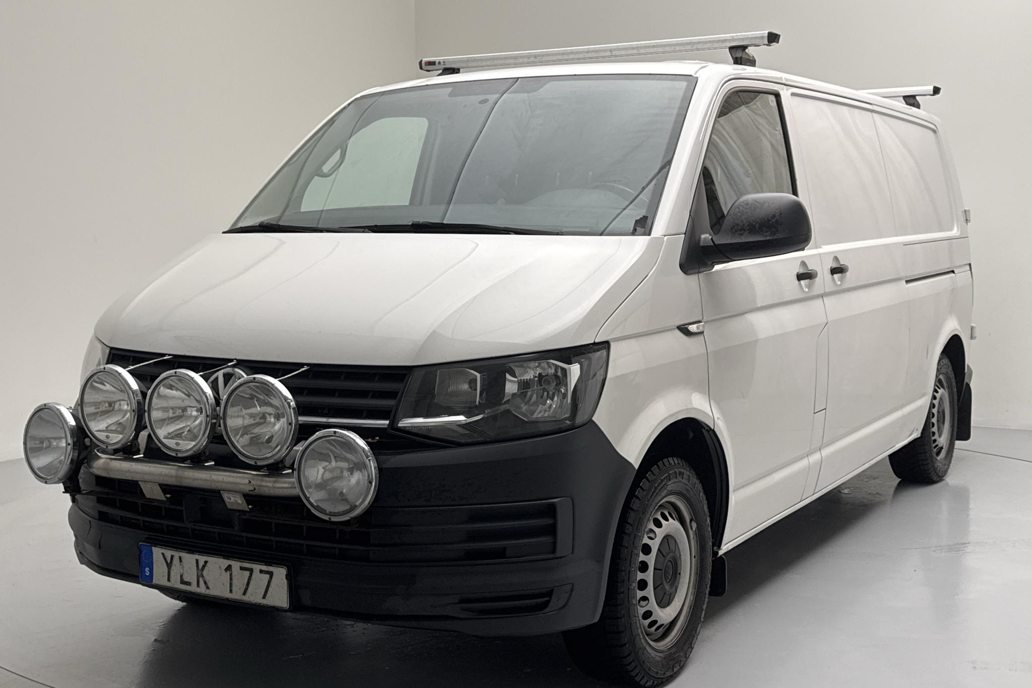 VW Transporter T6 2.0 TDI BMT Skåp 4MOTION (150hk) - 19 880 mil - Automat - vit - 2017