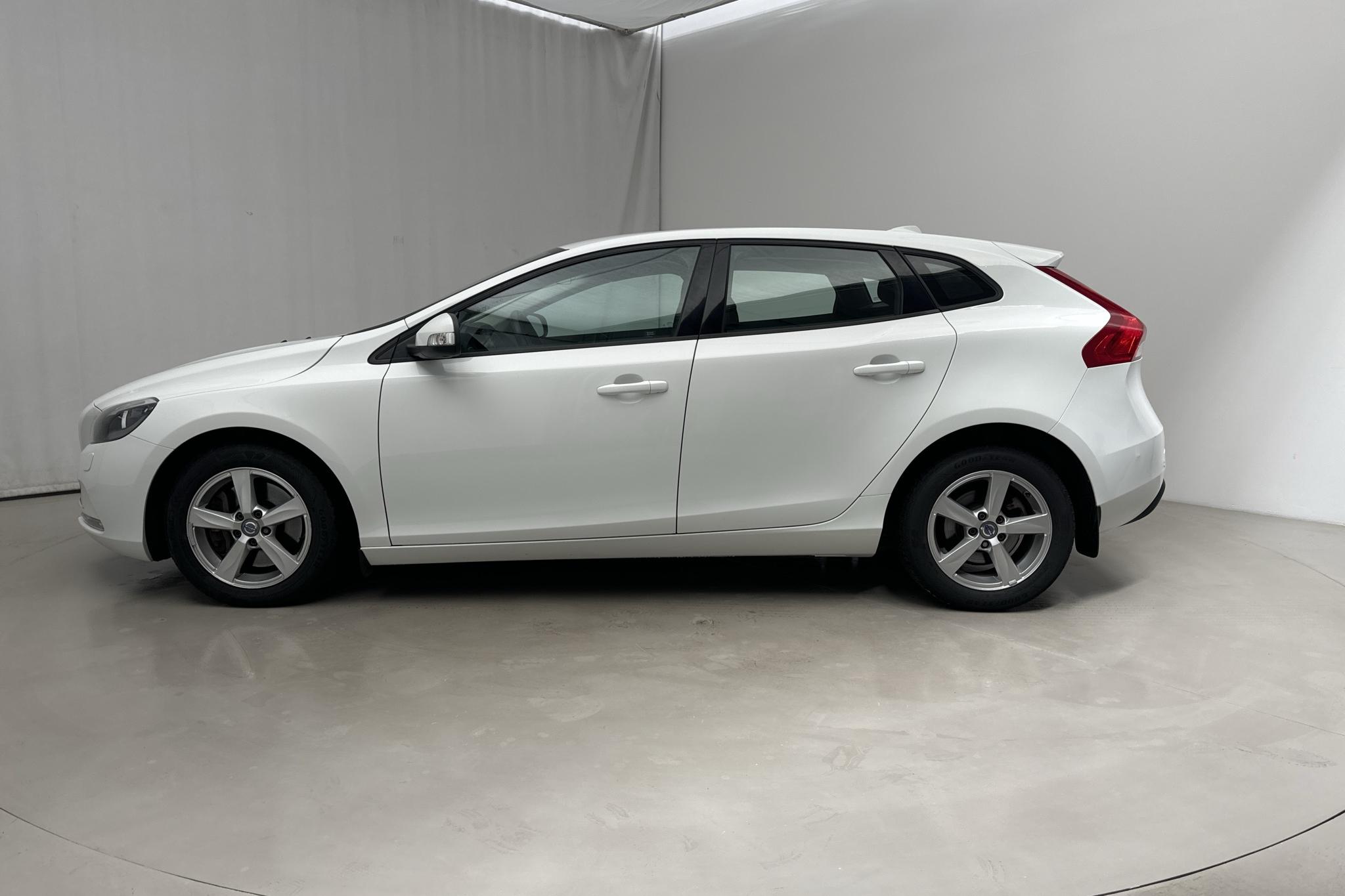 Volvo V40 T2 (122hk) - 66 730 km - Automatyczna - biały - 2016