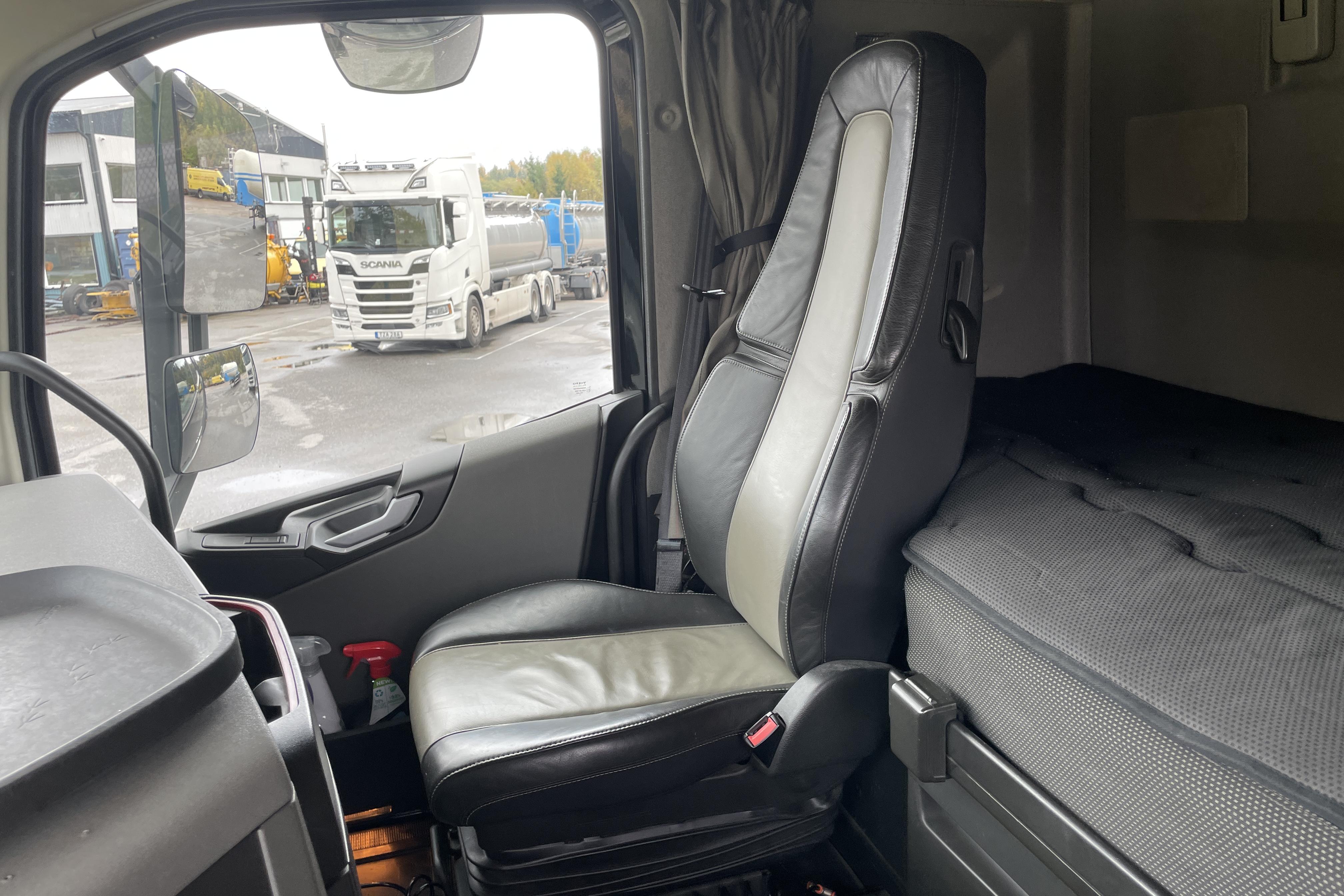 Volvo FH540 - 987 805 km - Automatyczna - czarny - 2014