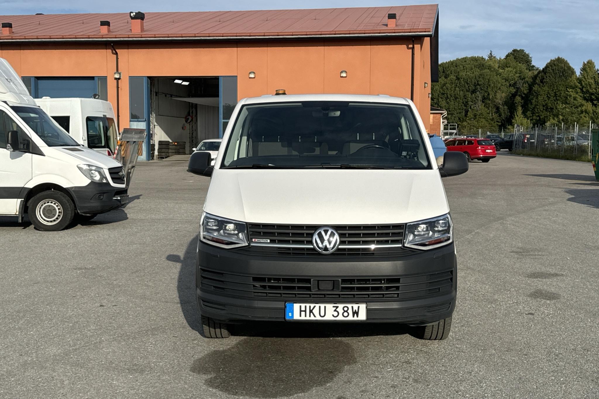 VW Transporter T6 2.0 TDI BMT Skåp 4MOTION (150hk) - 51 500 km - Automatyczna - biały - 2019