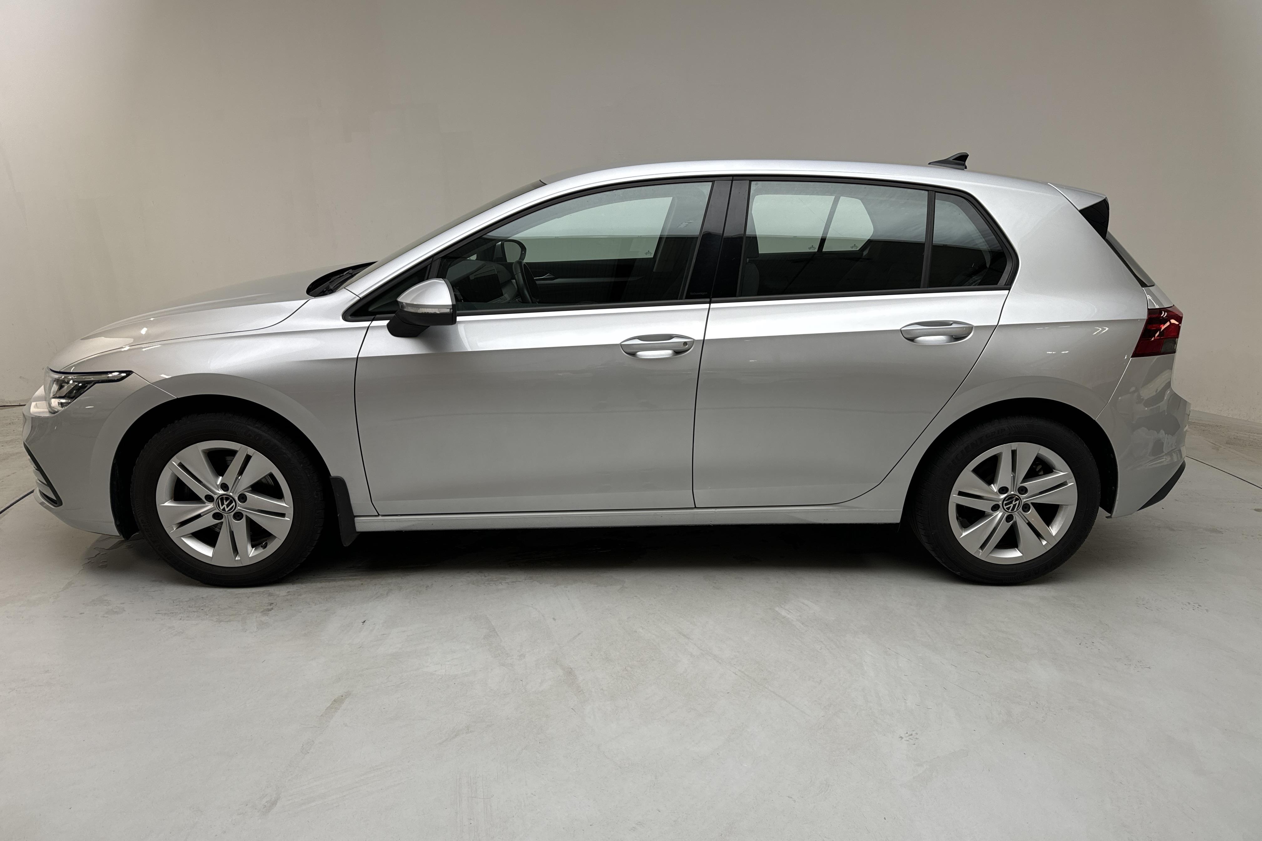 VW Golf VIII 1.0 TSI 5dr (110hk) - 59 610 km - Manualna - srebro - 2021