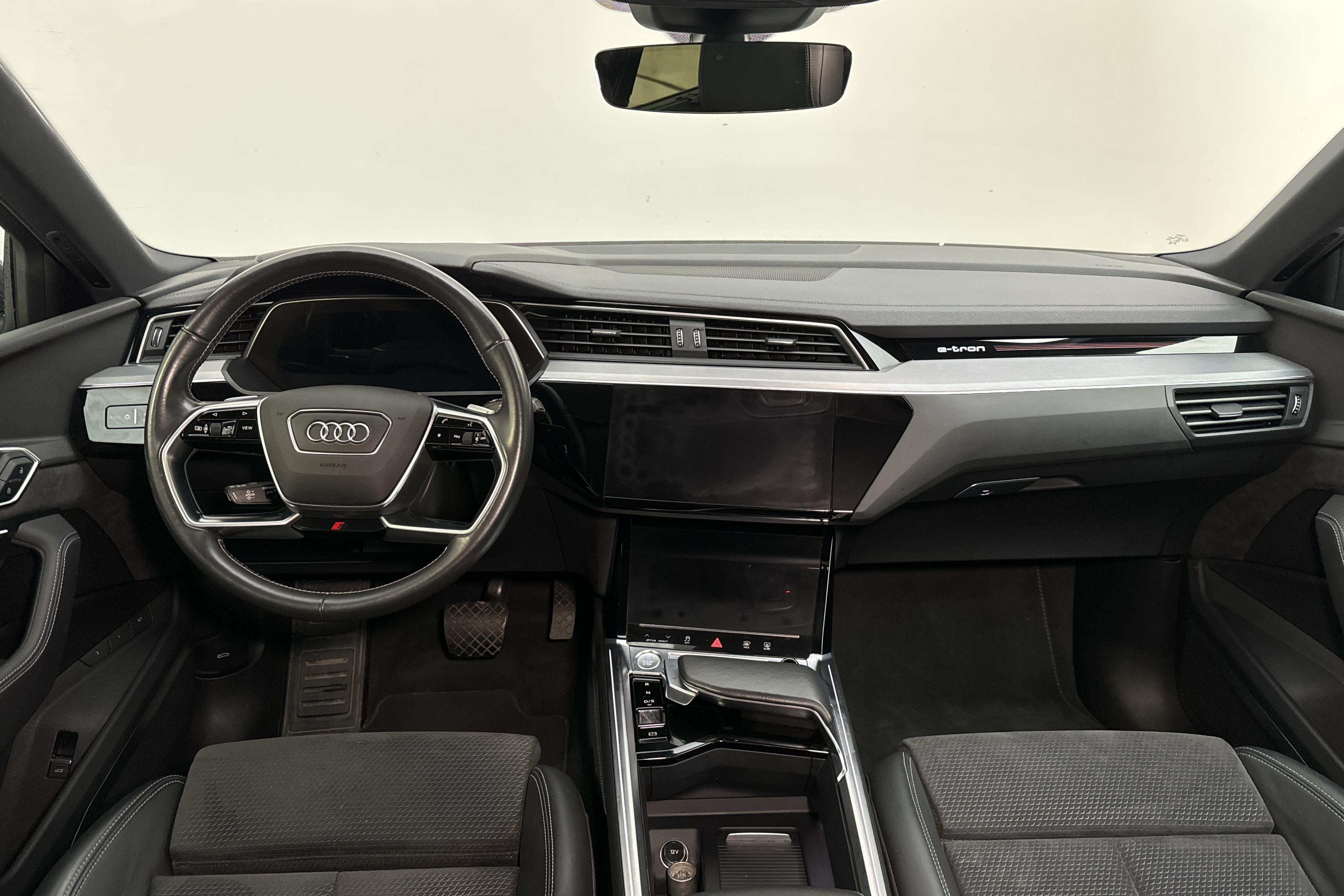 Audi e-tron 55 quattro 95 kWh (360hk) - 141 310 km - Automatyczna - szary - 2020